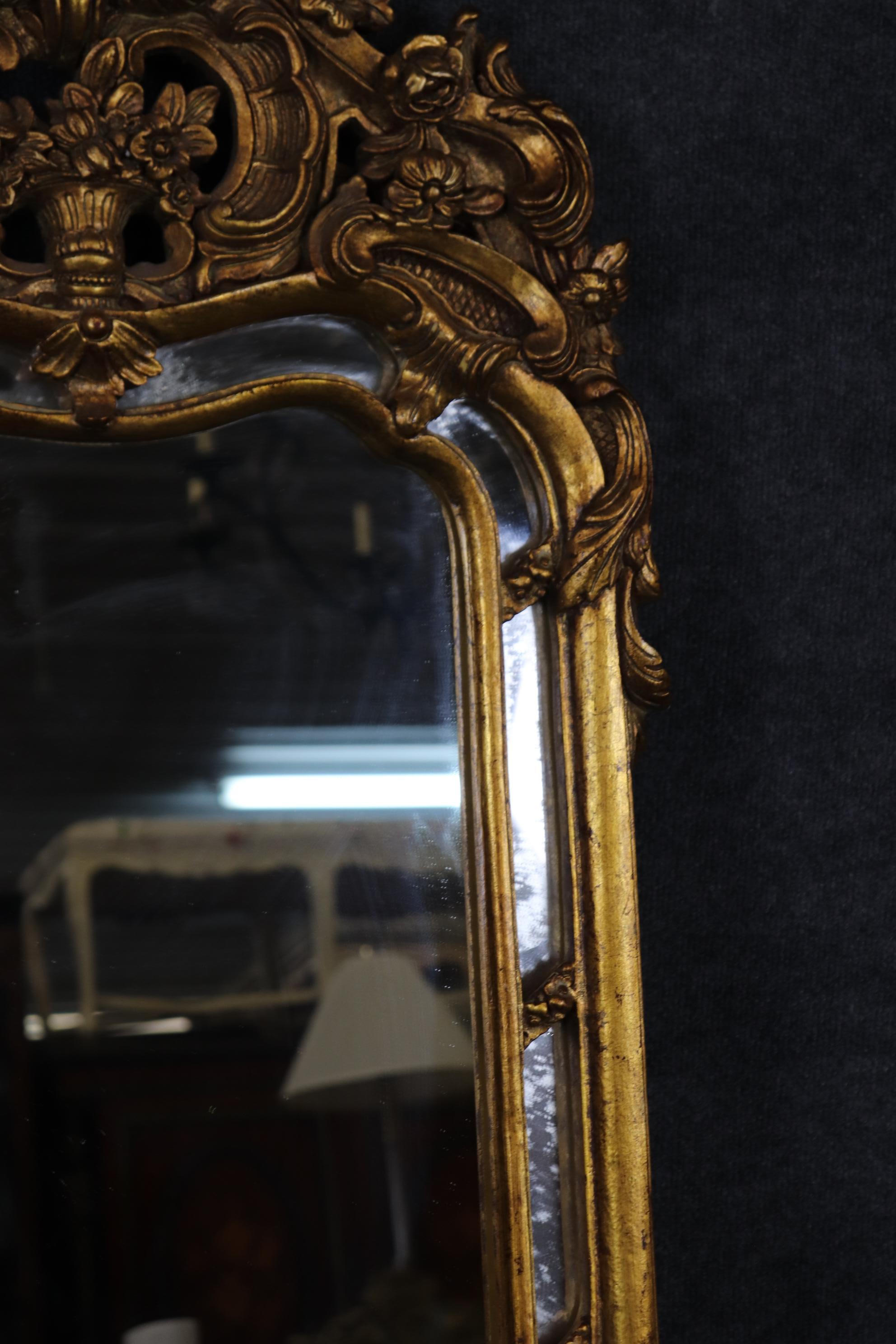 Magnifique miroir décoratif français de style Louis XV étroit et doré Bon état - En vente à Swedesboro, NJ