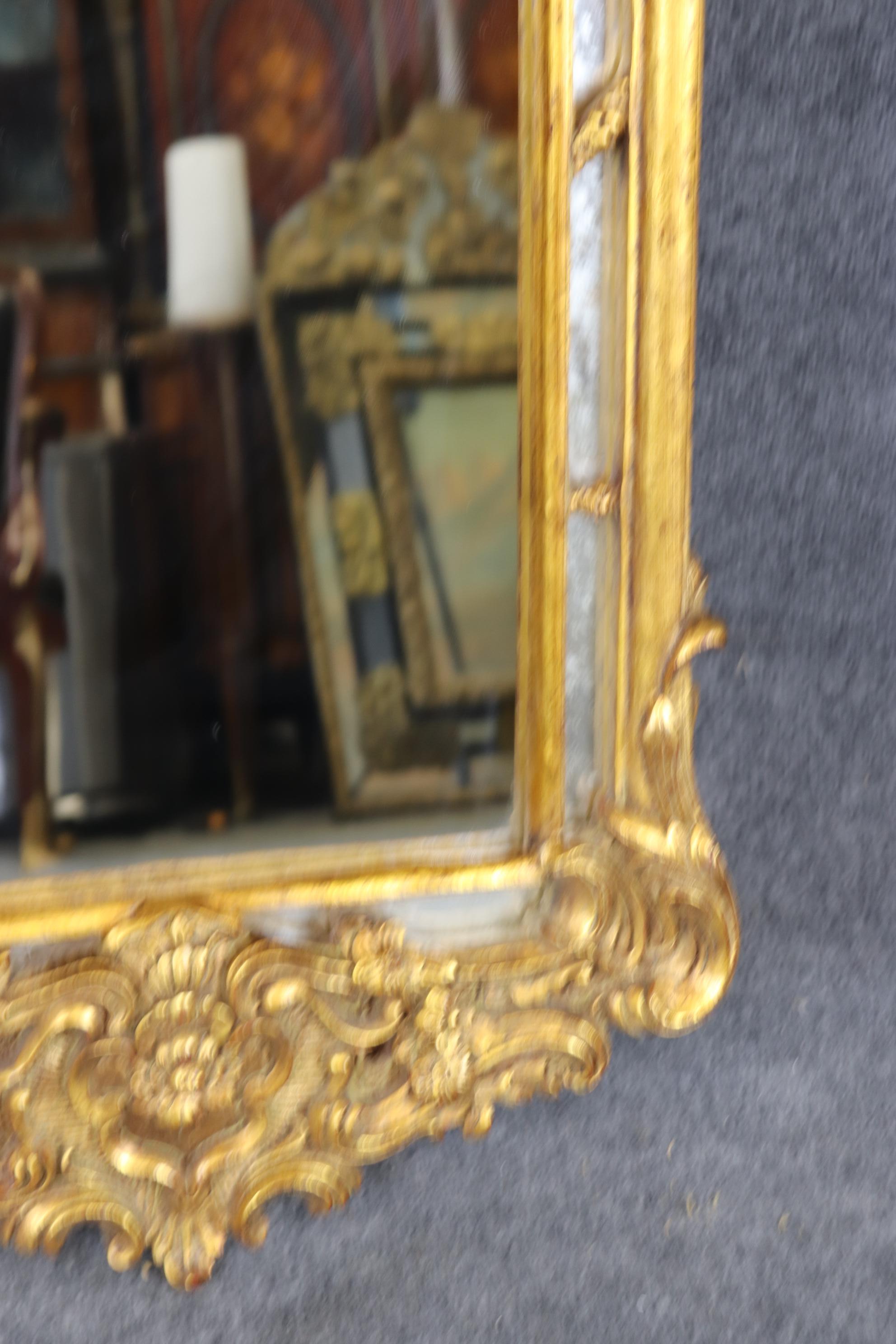 Polystyrène Magnifique miroir décoratif français de style Louis XV étroit et doré en vente