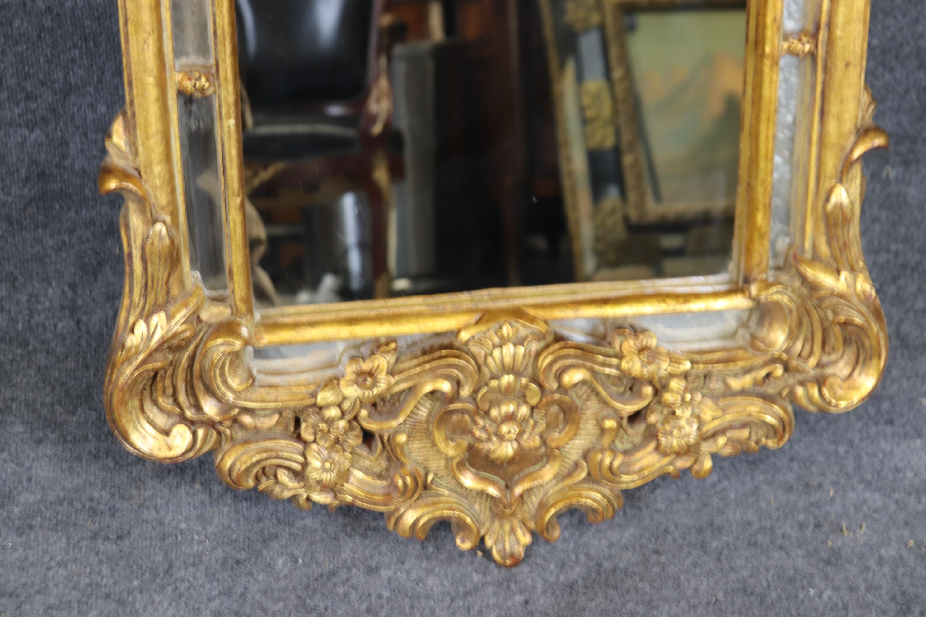 Magnifique miroir décoratif français de style Louis XV étroit et doré en vente 1