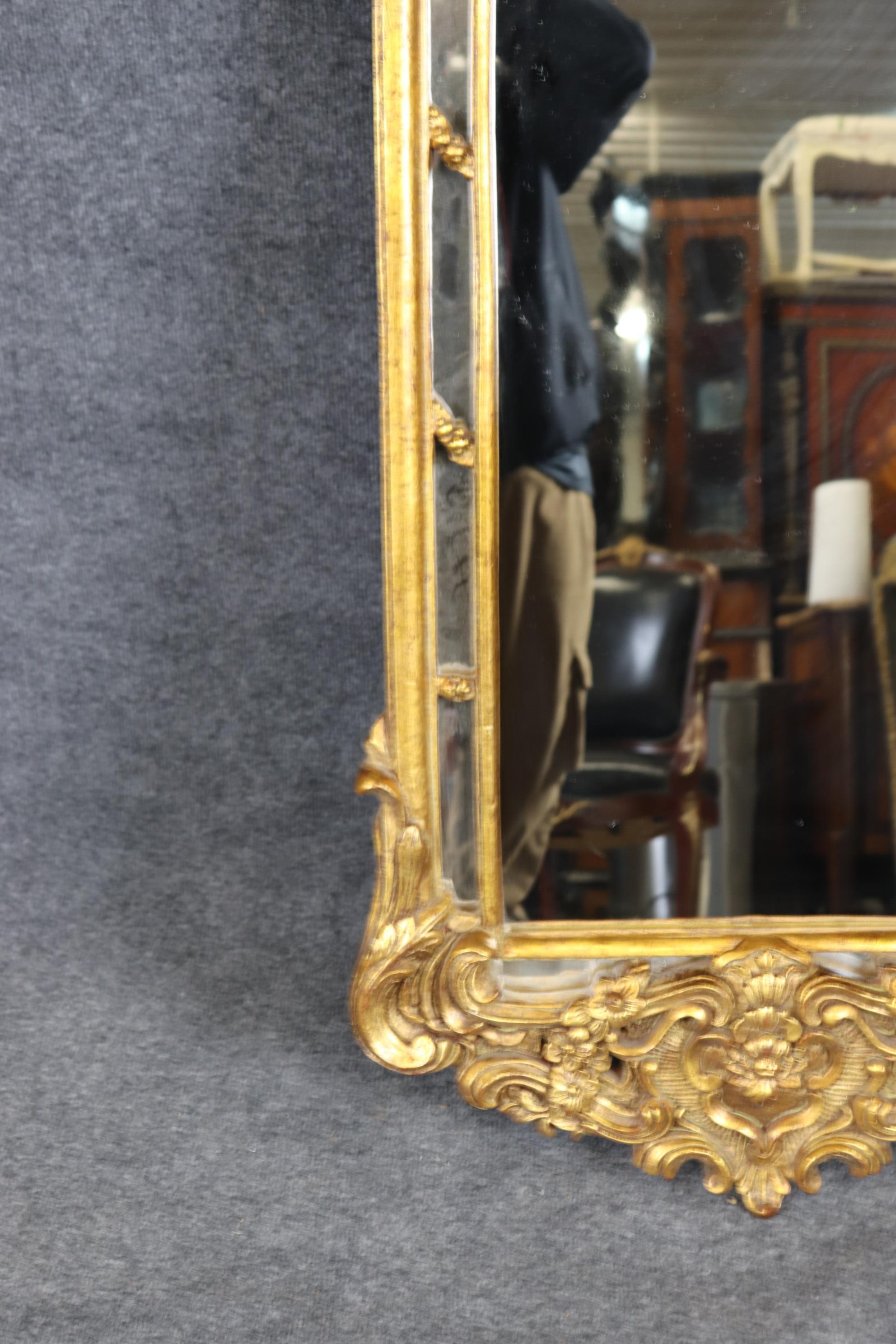 Magnifique miroir décoratif français de style Louis XV étroit et doré en vente 2
