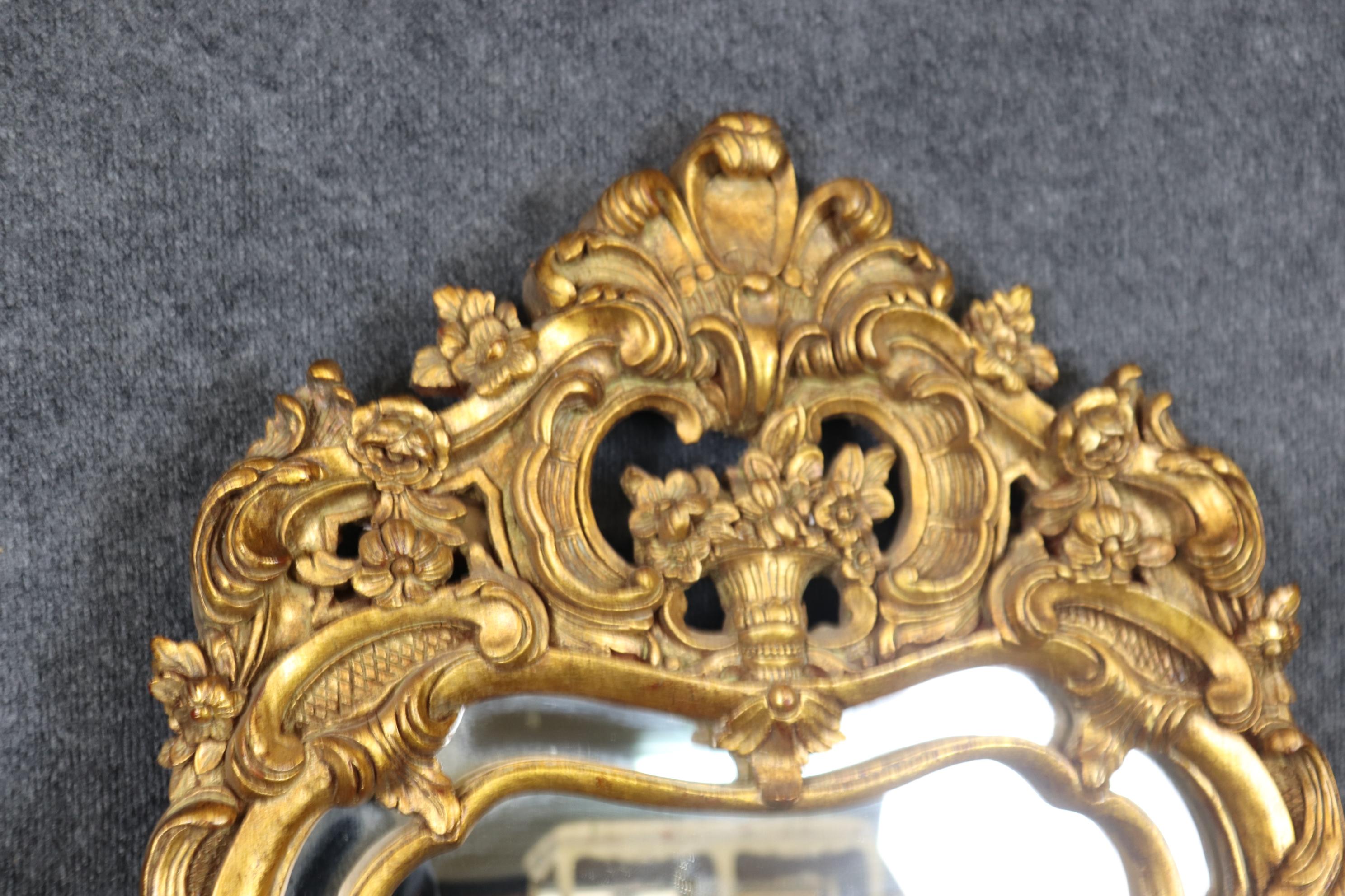 Magnifique miroir décoratif français de style Louis XV étroit et doré en vente 3