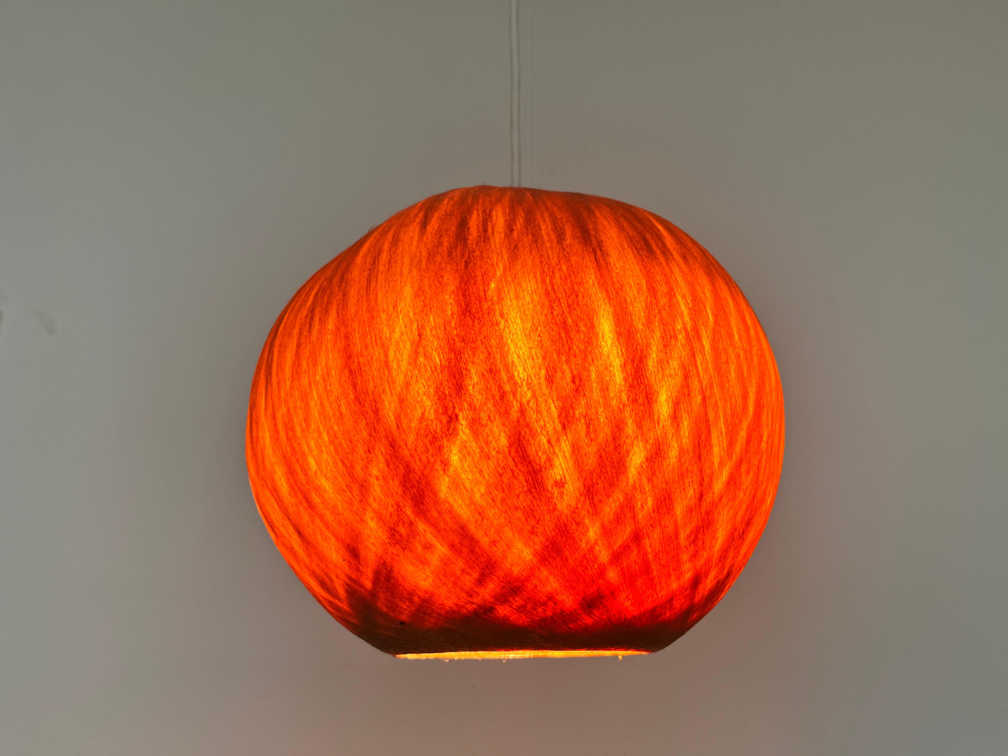 Mid-Century moderno Ciondolo in resina Cocoon, 1950, di bellissimo design, metà del secolo scorso in vendita