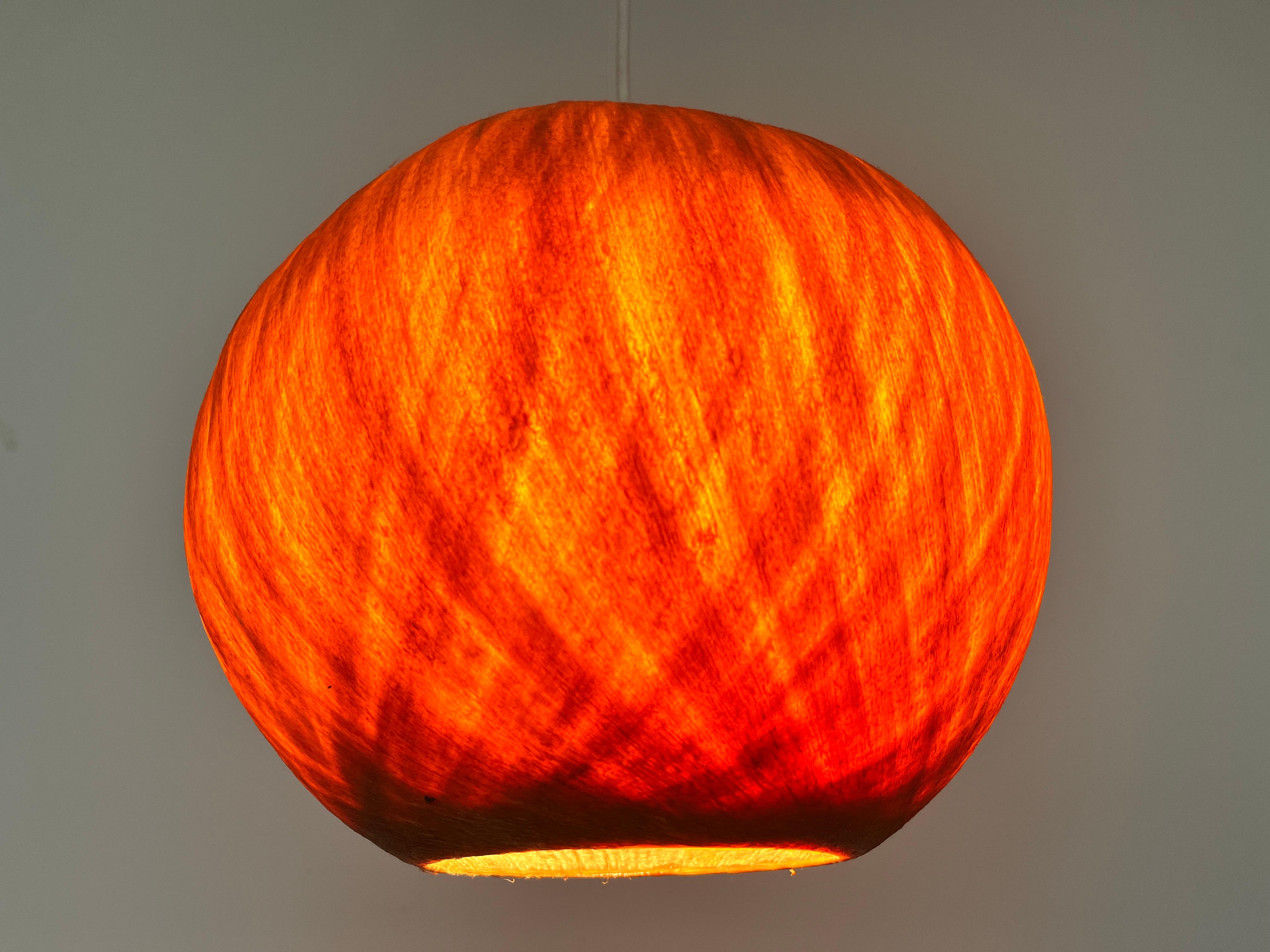 Ceco Ciondolo in resina Cocoon, 1950, di bellissimo design, metà del secolo scorso in vendita