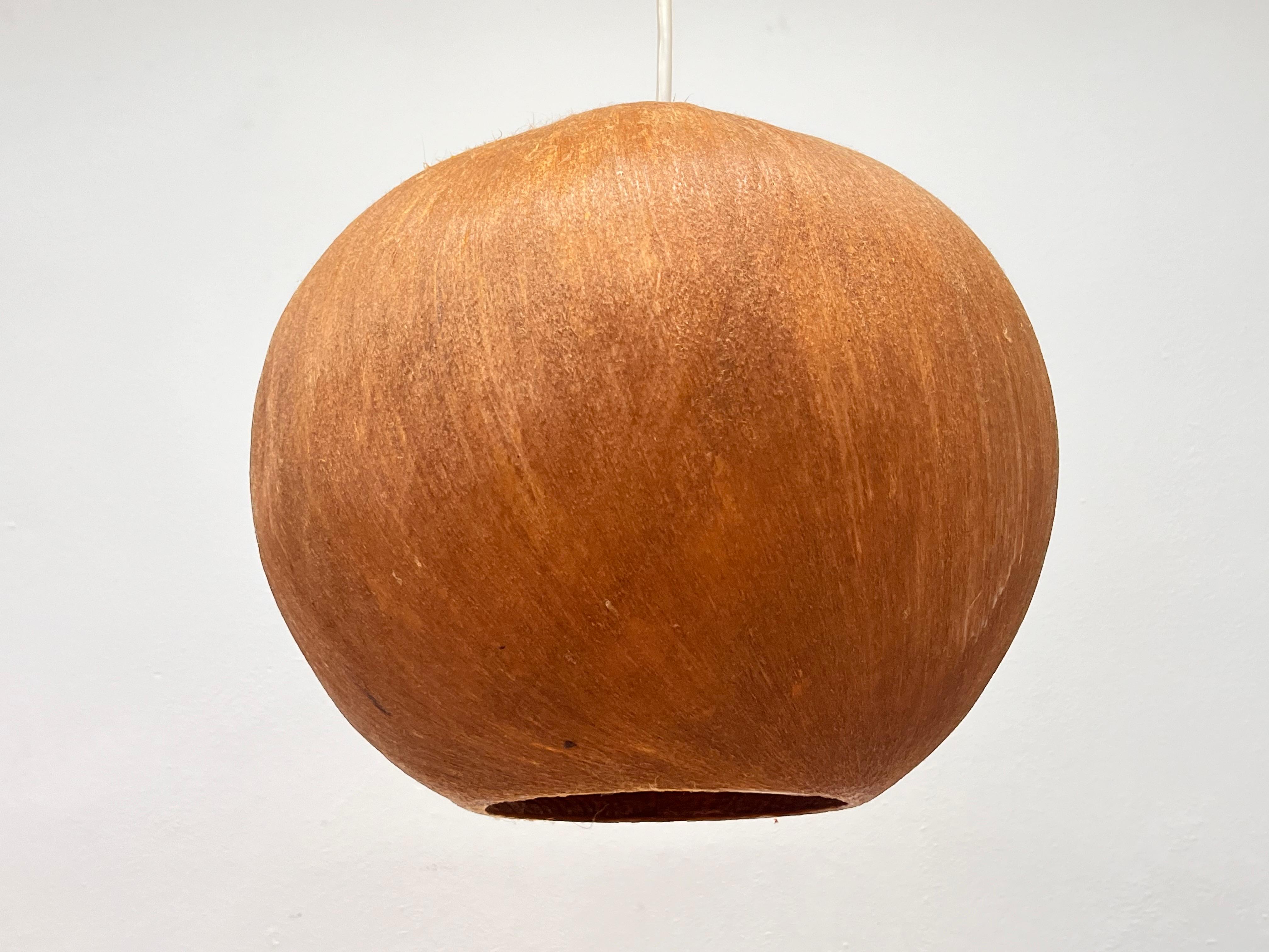 Ciondolo in resina Cocoon, 1950, di bellissimo design, metà del secolo scorso in vendita 1
