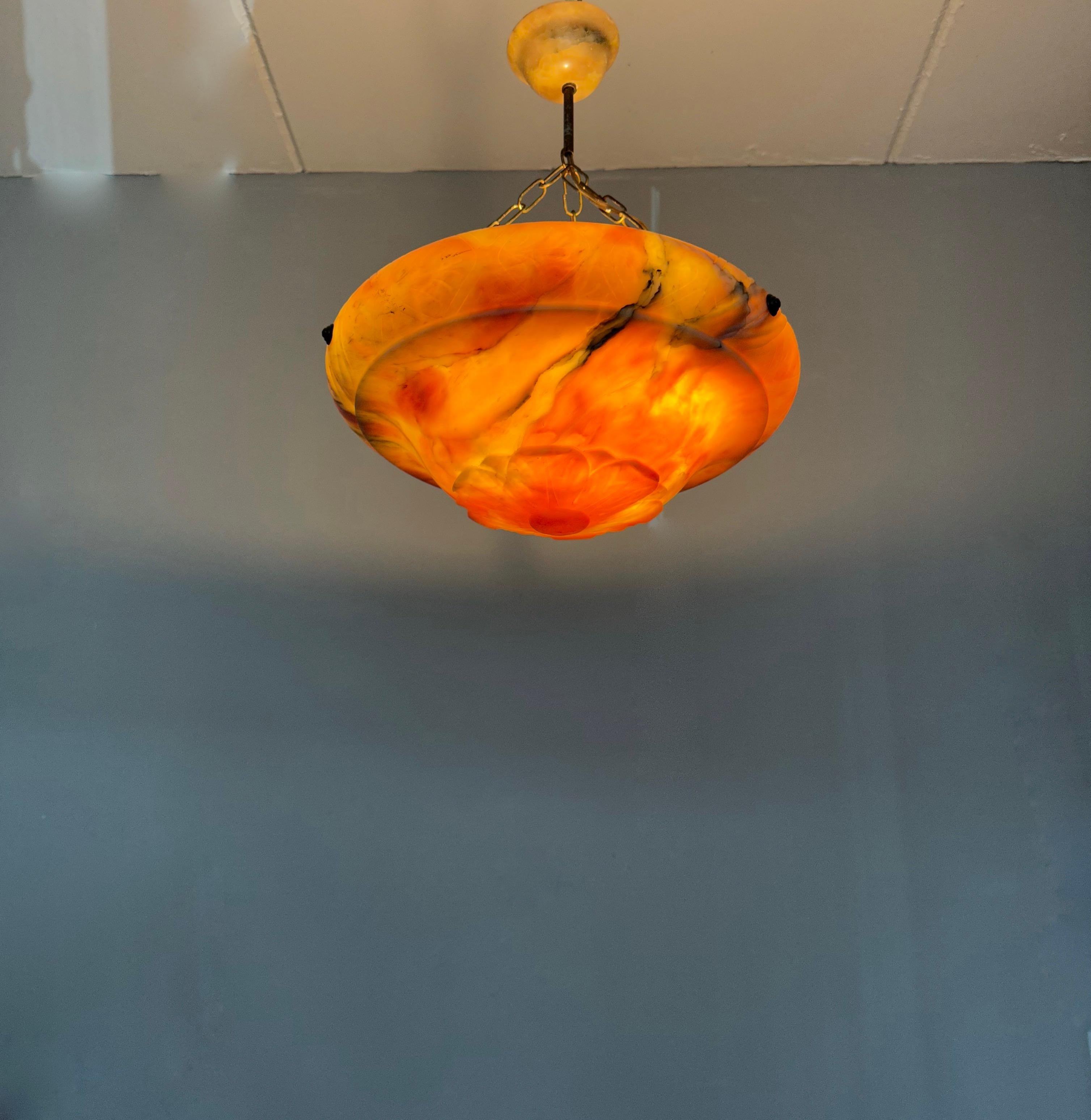 Lampe pendante avec abat-jour en albâtre, belle conception et palette de couleurs, état impeccable Excellent état - En vente à Lisse, NL