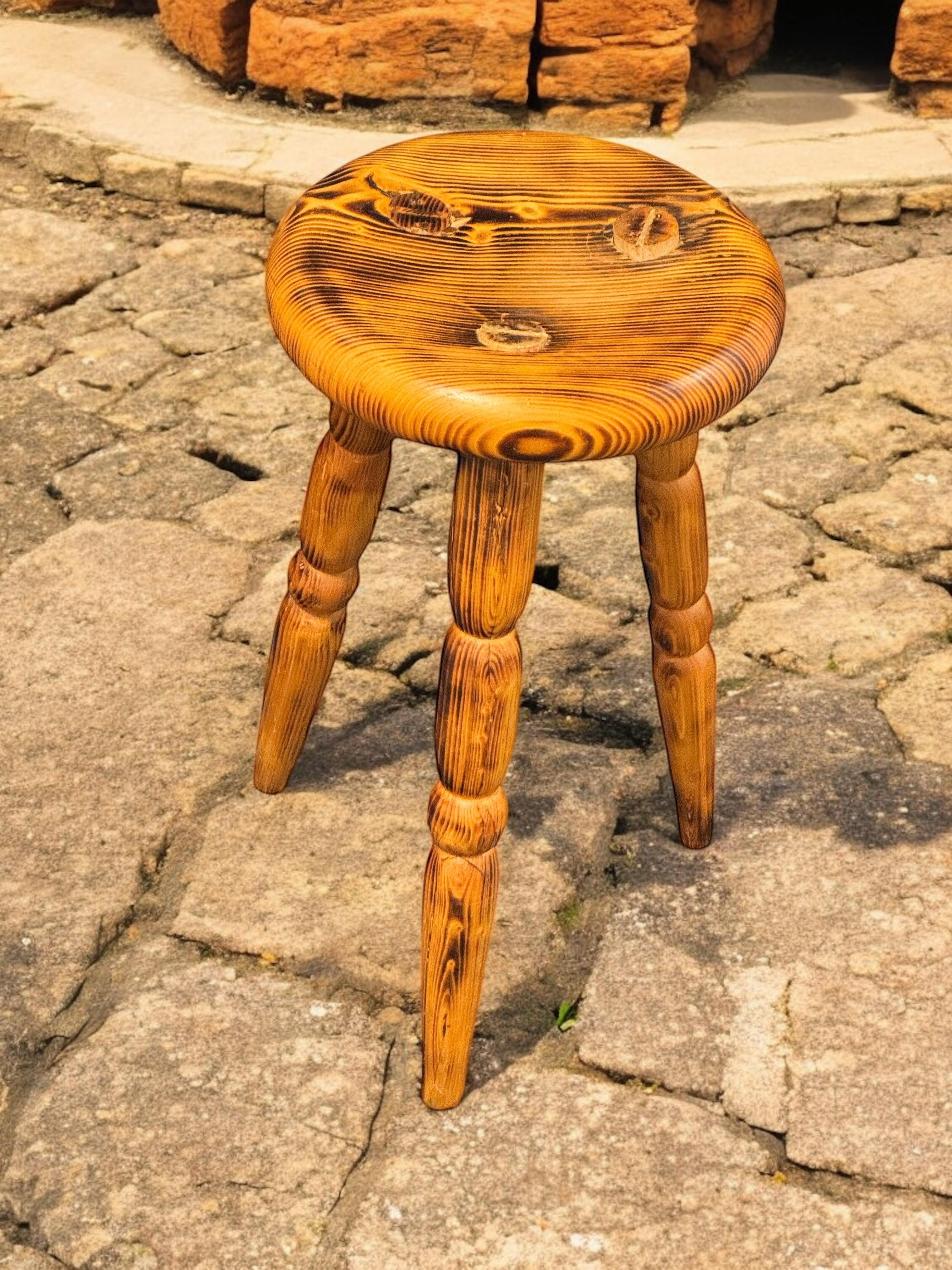 Magnifique tabouret designer à 3 pieds, pin, Autriche, années 1970 en vente 4