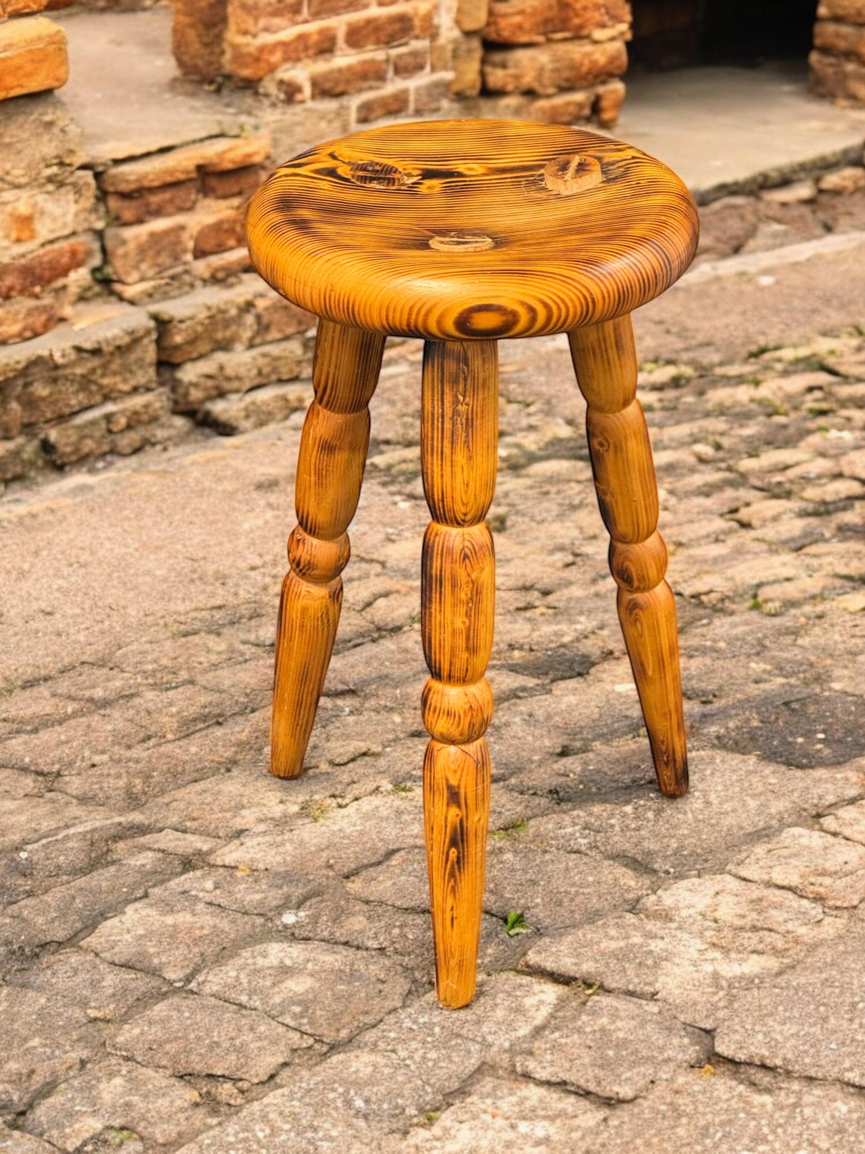 Magnifique tabouret designer à 3 pieds, pin, Autriche, années 1970 en vente 5