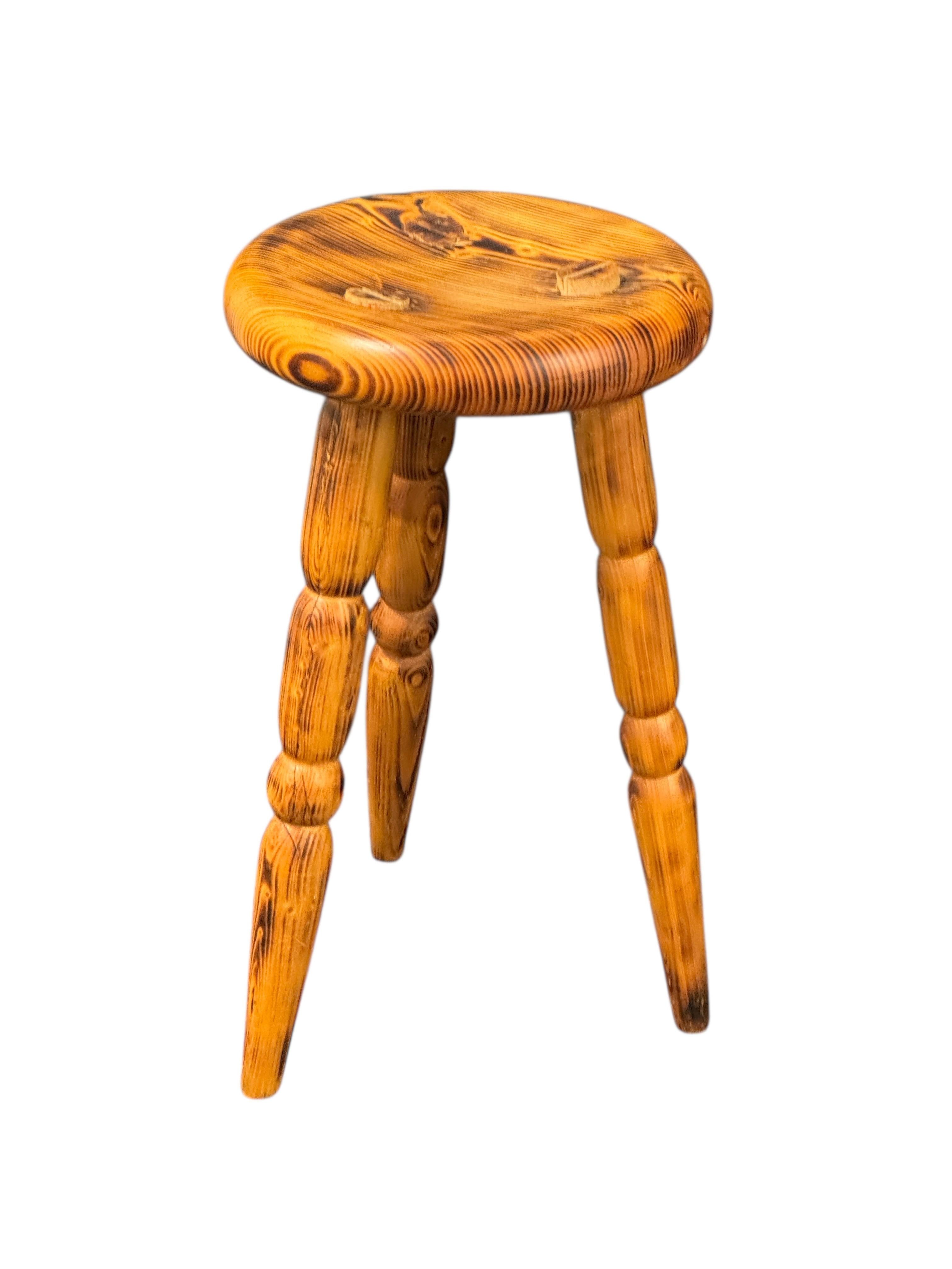 Artisanat Magnifique tabouret designer à 3 pieds, pin, Autriche, années 1970 en vente