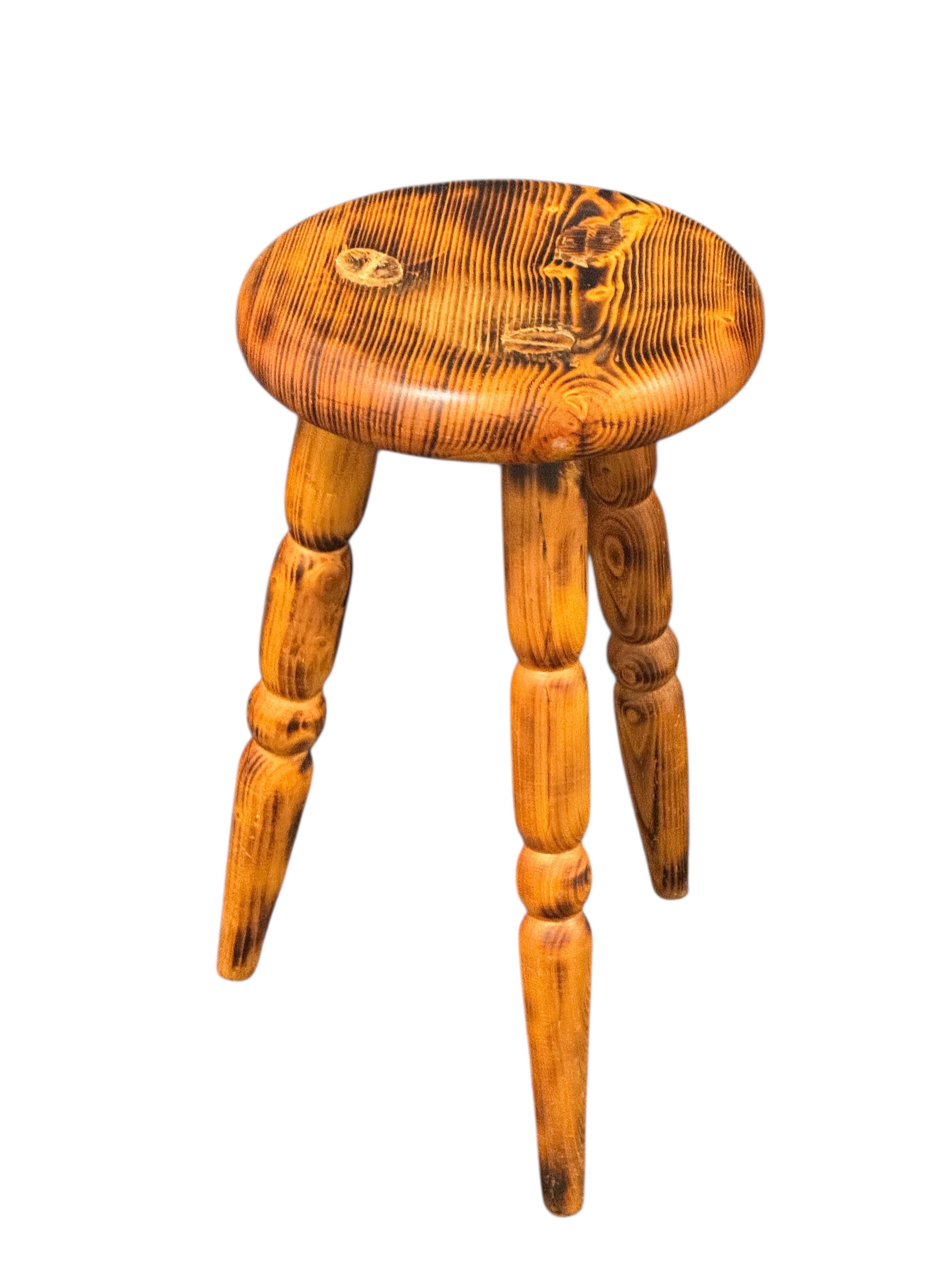 Autrichien Magnifique tabouret designer à 3 pieds, pin, Autriche, années 1970 en vente
