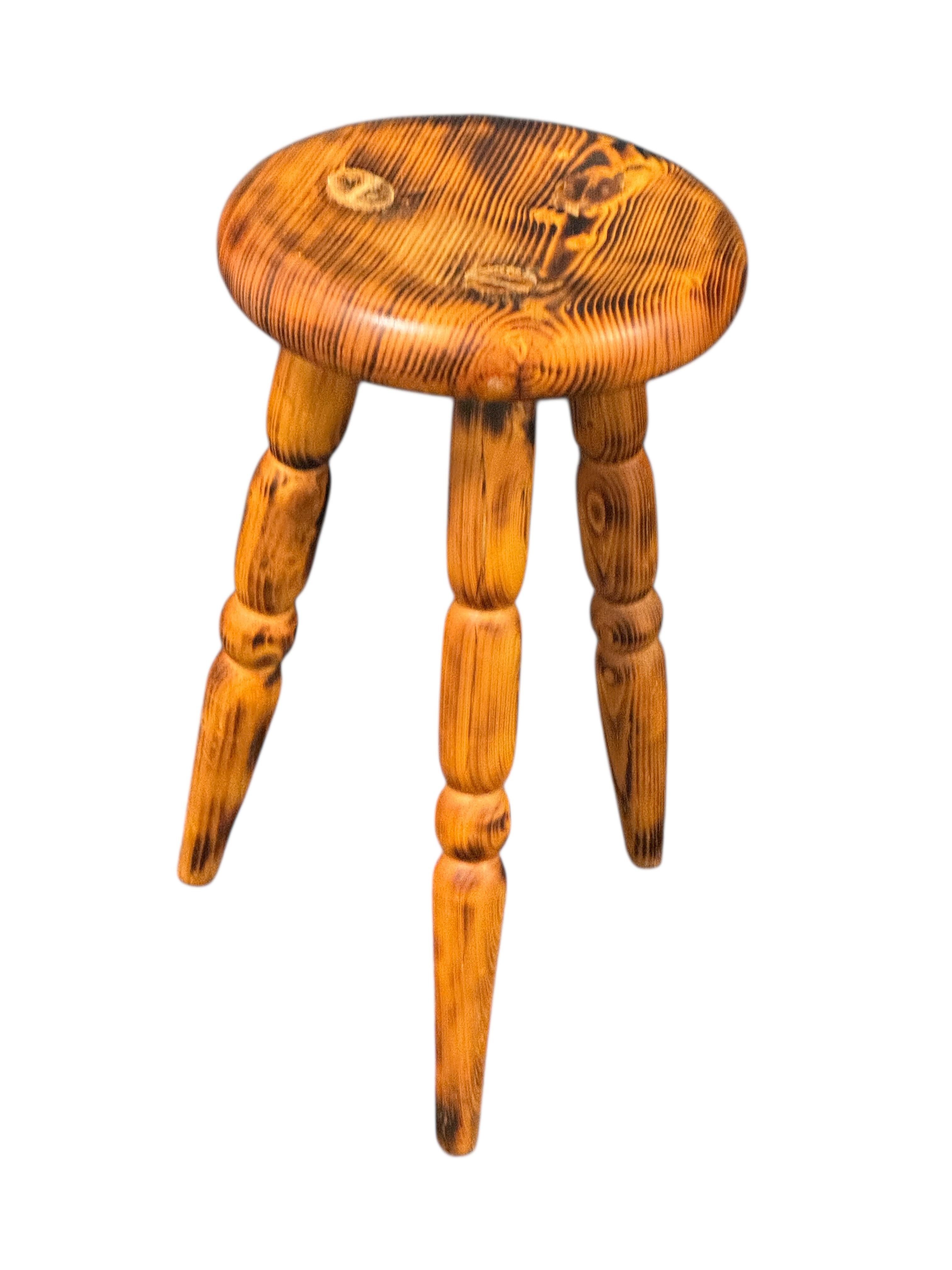 Fait main Magnifique tabouret designer à 3 pieds, pin, Autriche, années 1970 en vente
