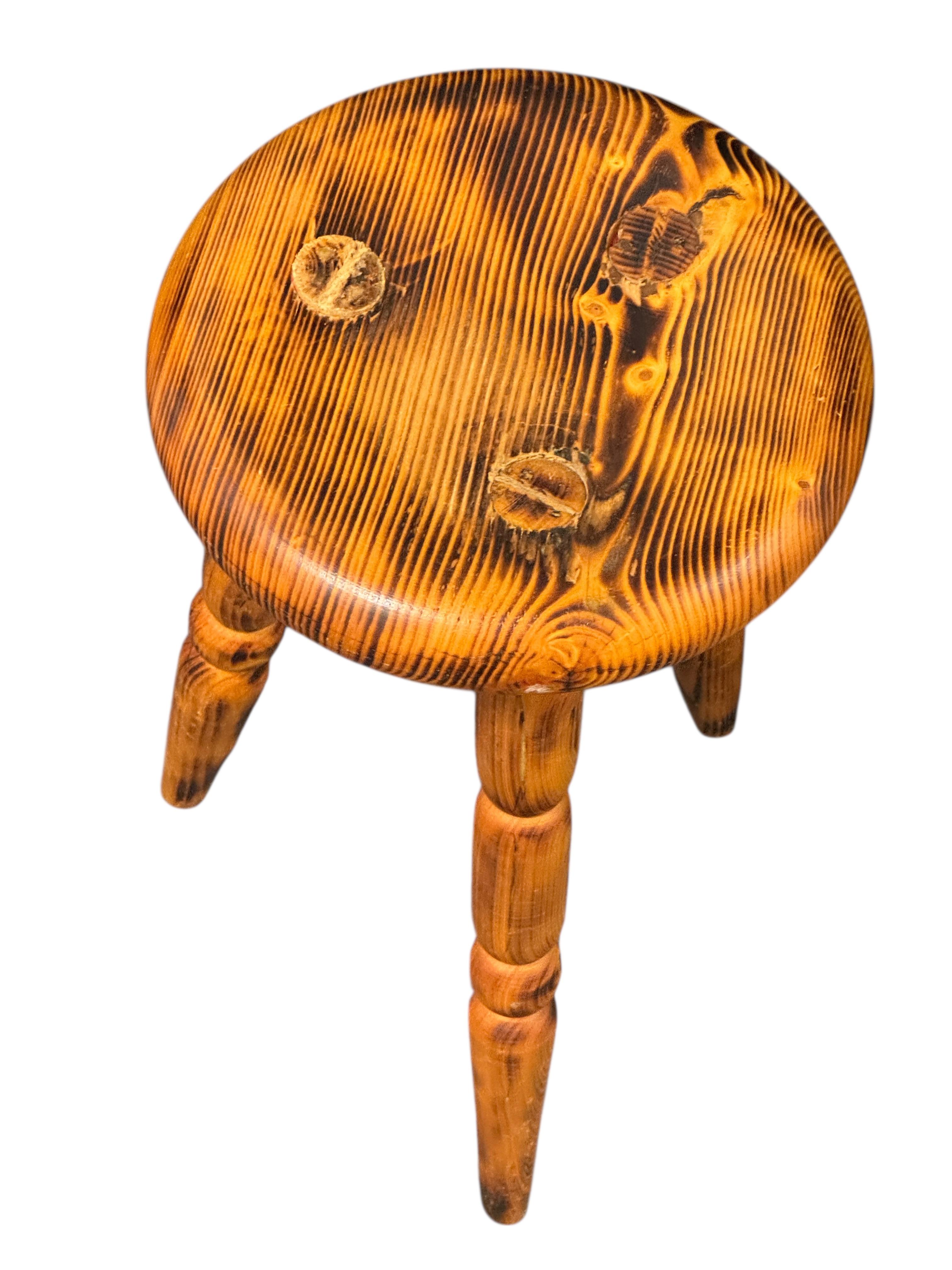 Magnifique tabouret designer à 3 pieds, pin, Autriche, années 1970 Bon état - En vente à Nuernberg, DE
