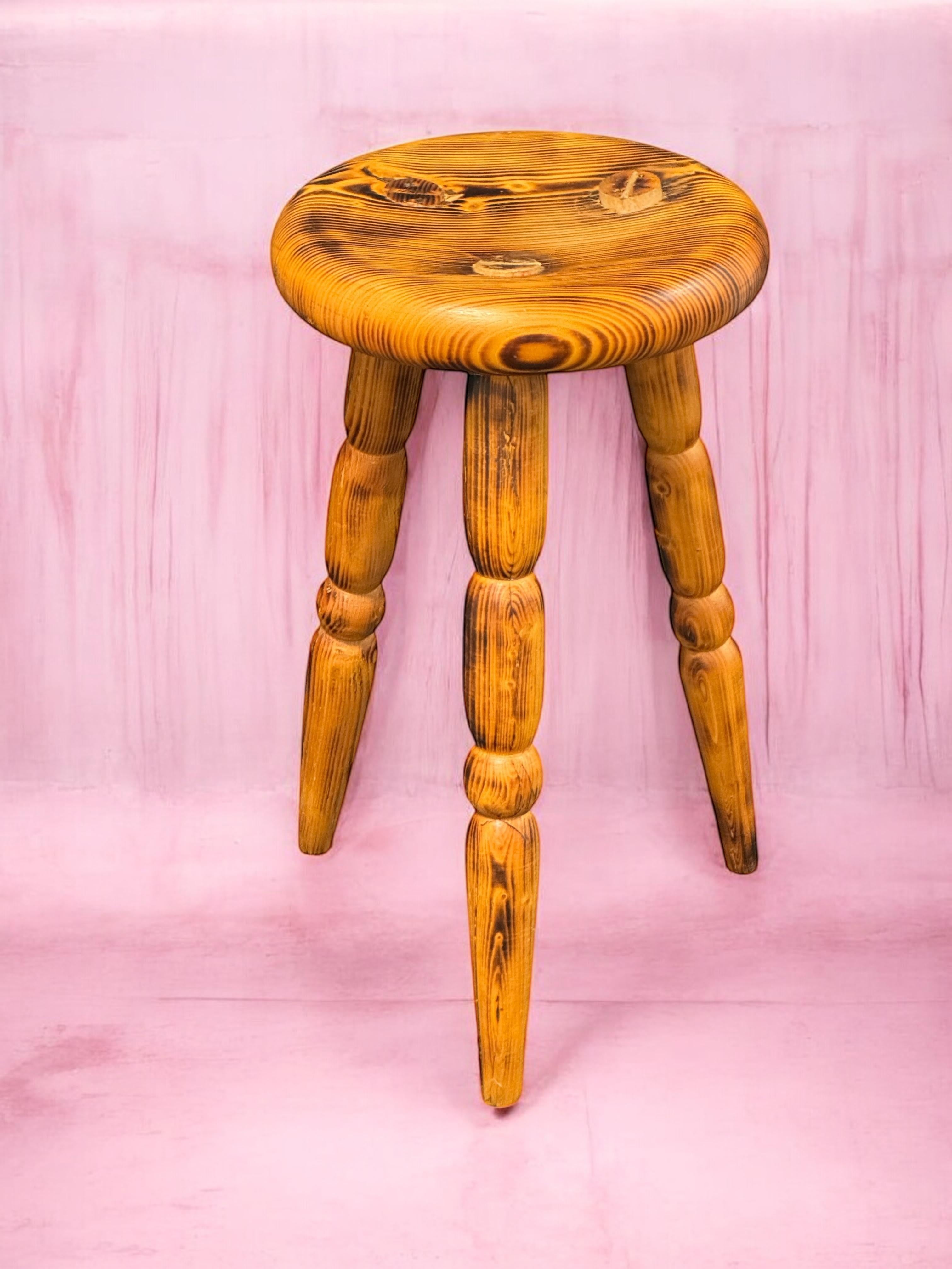 Bois Magnifique tabouret designer à 3 pieds, pin, Autriche, années 1970 en vente