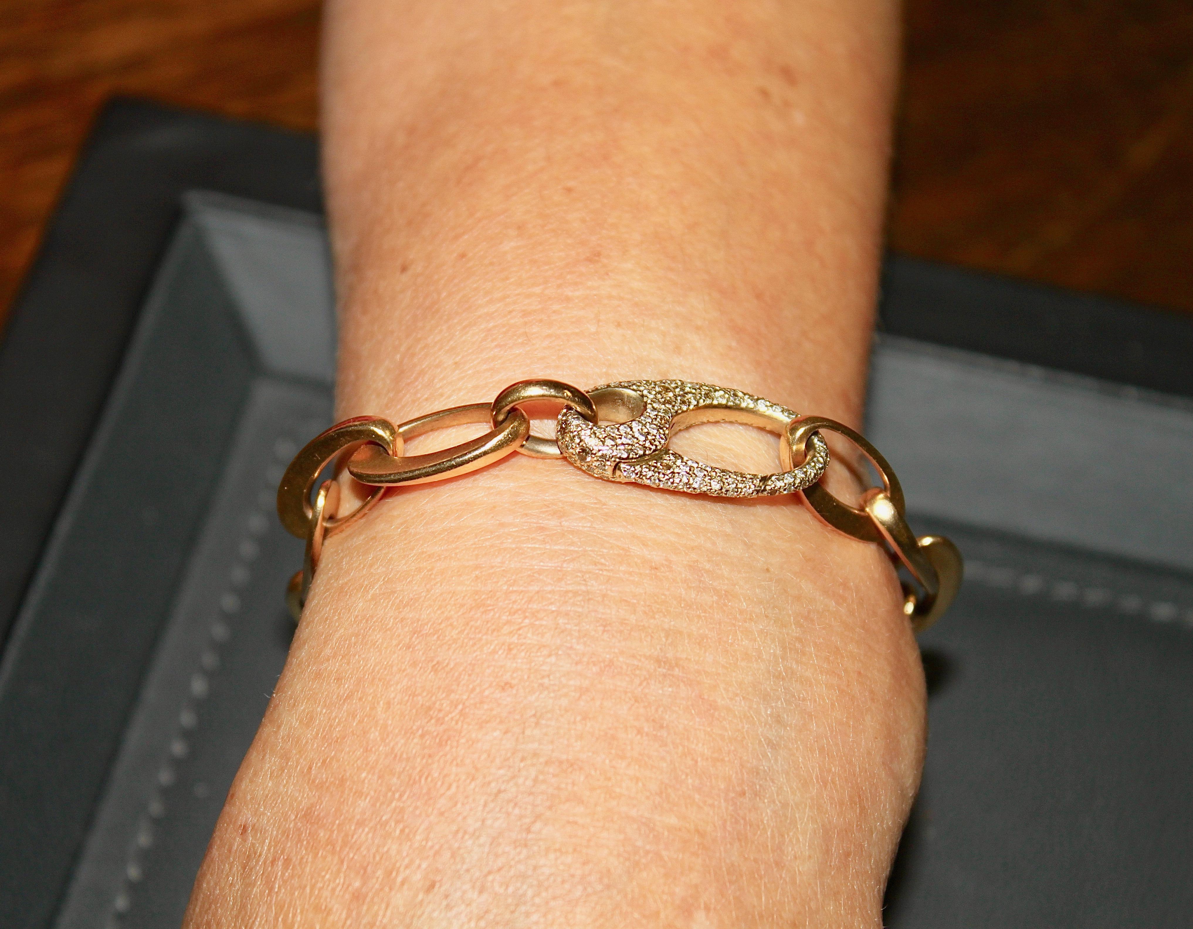 Beautiful Designer Chain Bracelet Made by Pomellato, 18 Karat Gold with Diamonds 2
