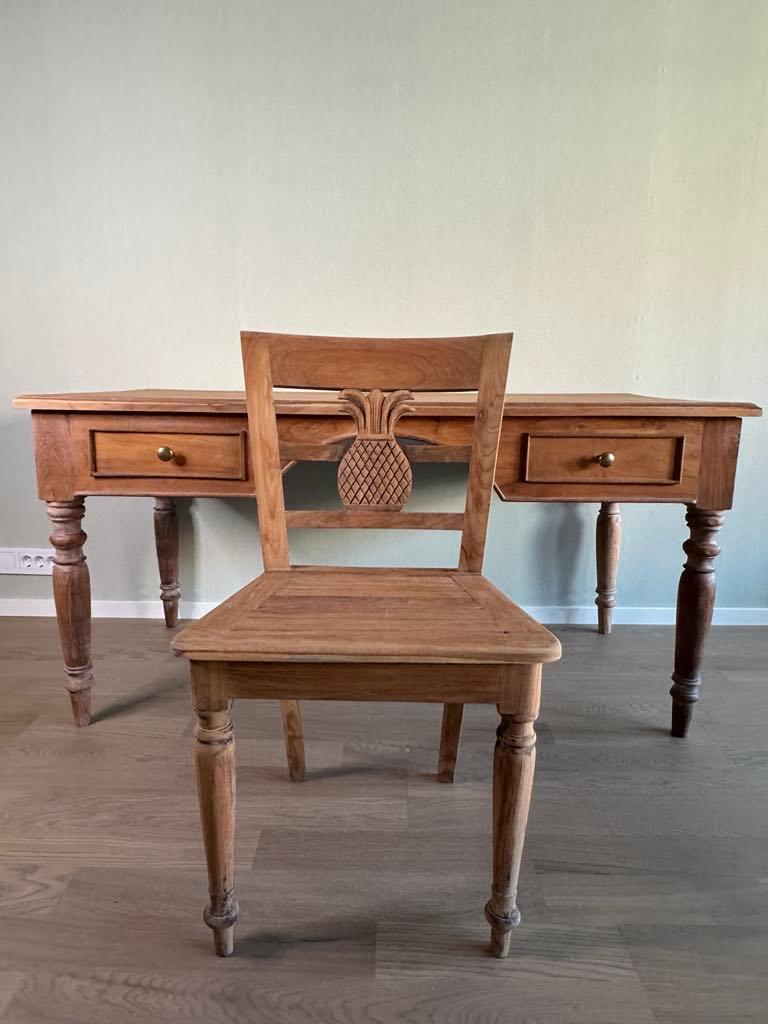 Oak Beautiful desk and chair For Sale