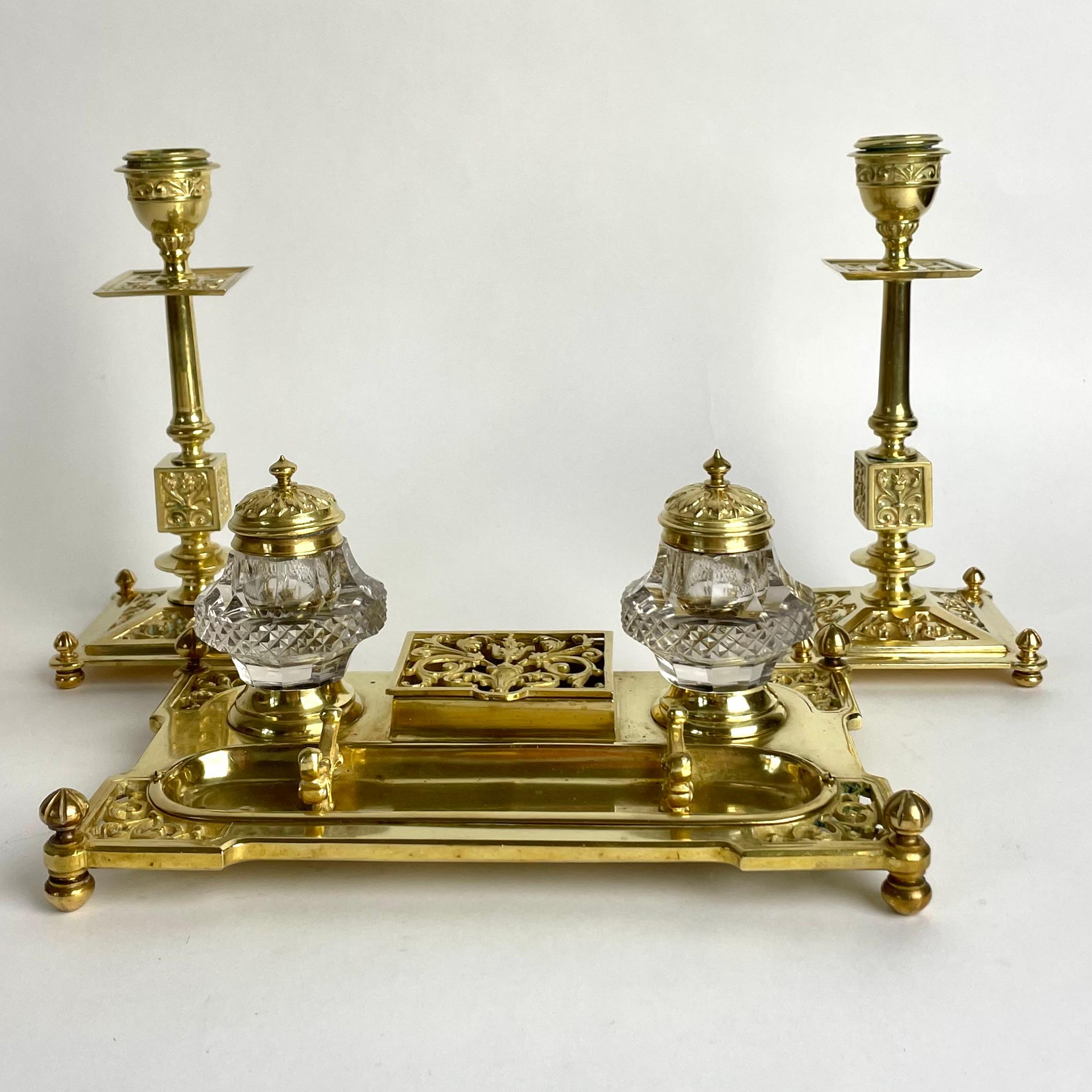 Schönes Schreibtischset aus Messing und Kristall aus dem späten 19. Jahrhundert (Europäisch) im Angebot