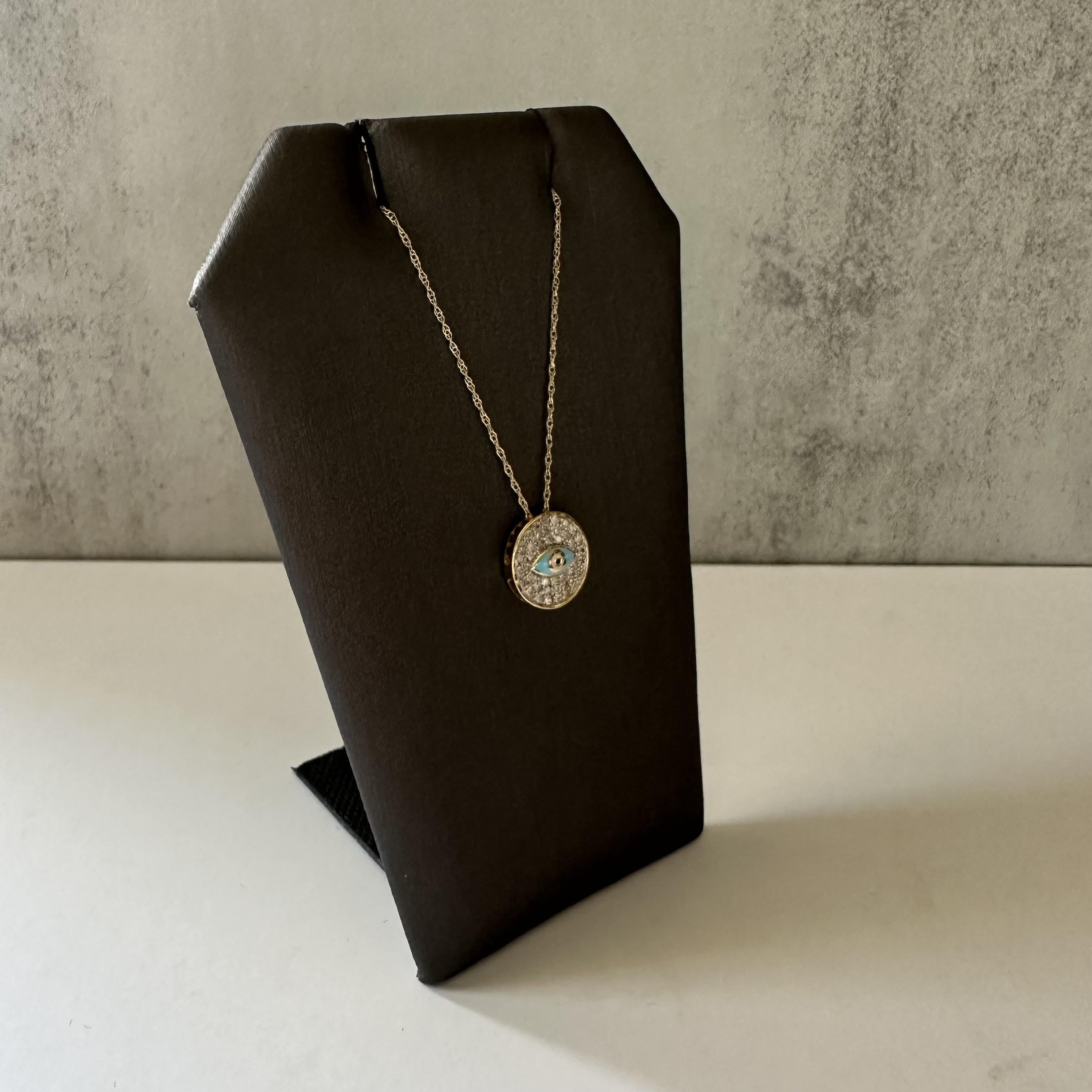 Ce collier captivant est une pièce moderne de joaillerie fine, parfaite pour ajouter une touche unique à n'importe quel ensemble. Whiting avec environ 0,18 carats de diamants blancs taille unique, ce collier exsude une élégance subtile, ce qui le
