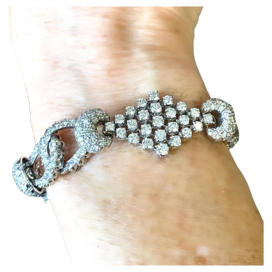 Ce bracelet en diamants unique met en valeur l'élégance et la sophistication grâce à son design complexe et aux détails étincelants des diamants. Réalisé en luxueux or blanc, chaque maillon est orné de diamants sertis en pavé qui créent un effet