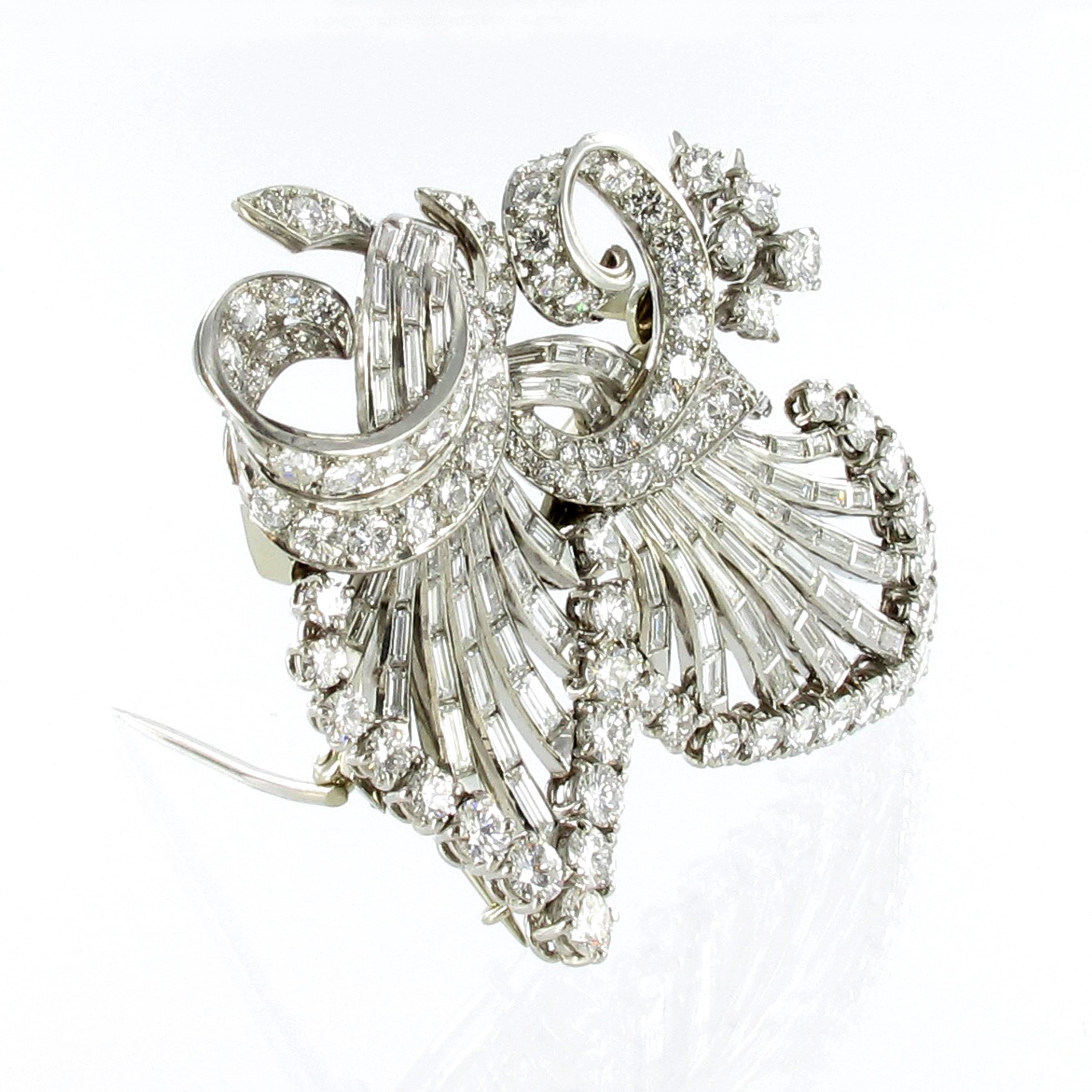 Magnifique broche à double clip en diamants des années 1960. 

L'article est travaillé en platine 950 et est serti de diamants dans différents styles de sertissage. Au total, 80 diamants taille baguette et 108 diamants taille brillant sont sertis