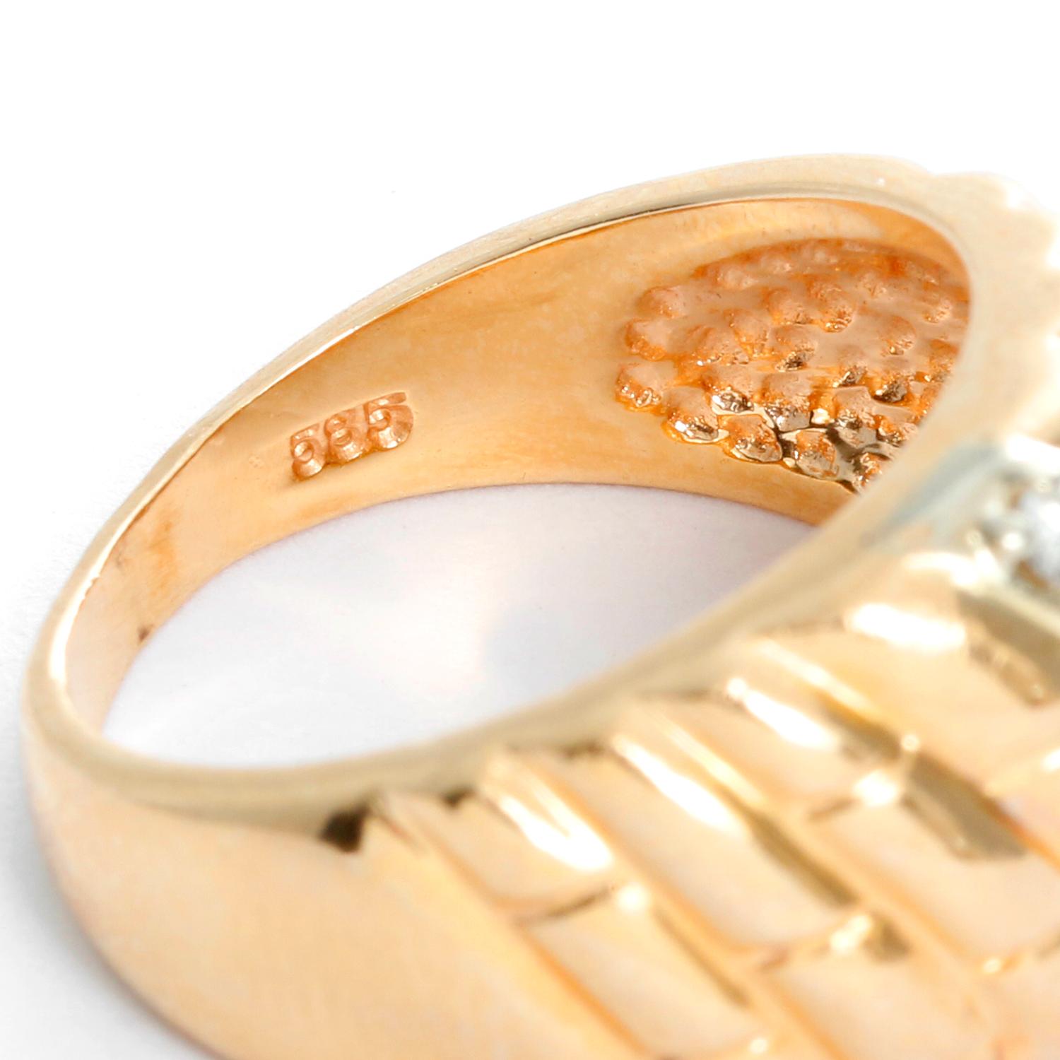 Beautiful Diamond Gold Dome Ring In Excellent Condition For Sale In Dallas, TX