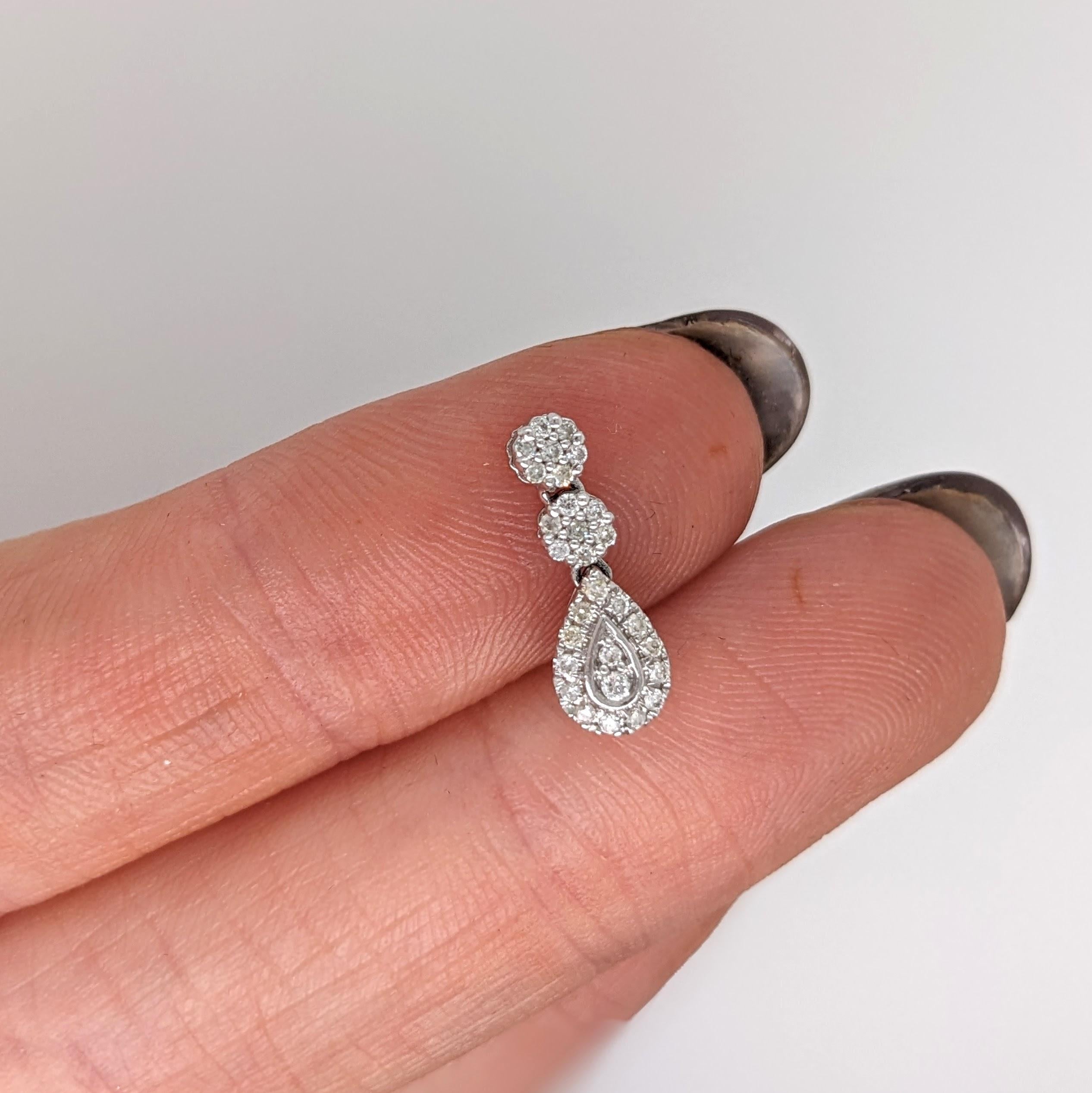 Ce magnifique pendentif en forme de poire est orné de 29 diamants naturels d'un poids de 0,13 carat, sertis dans de l'or massif 14K. Ce pendentif est un très beau cadeau de pierre de naissance d'avril pour vos proches !

Spécifications

Type