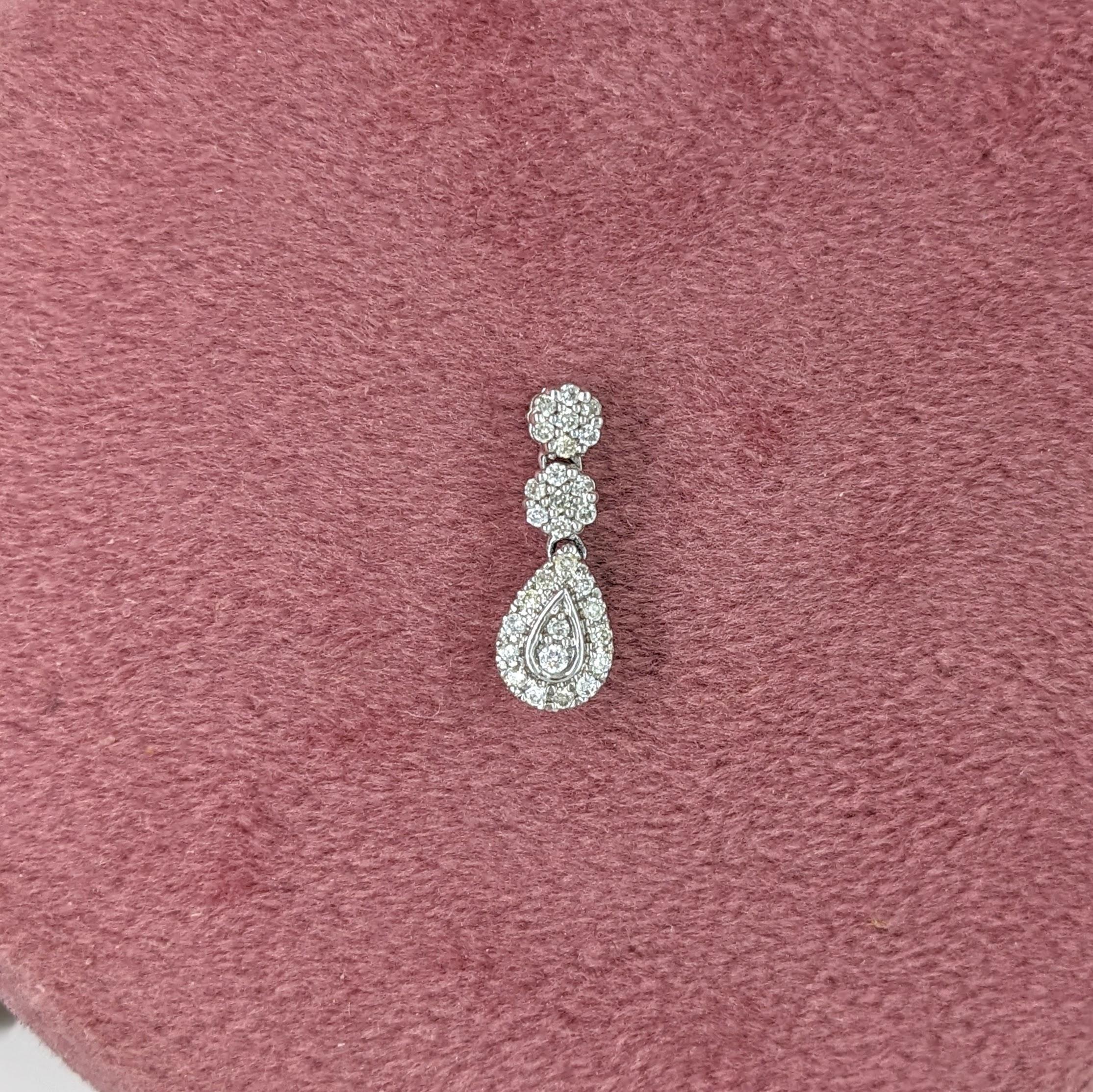 Moderne Magnifique pendentif en or blanc 14 carats avec diamants extraits de la terre en vente