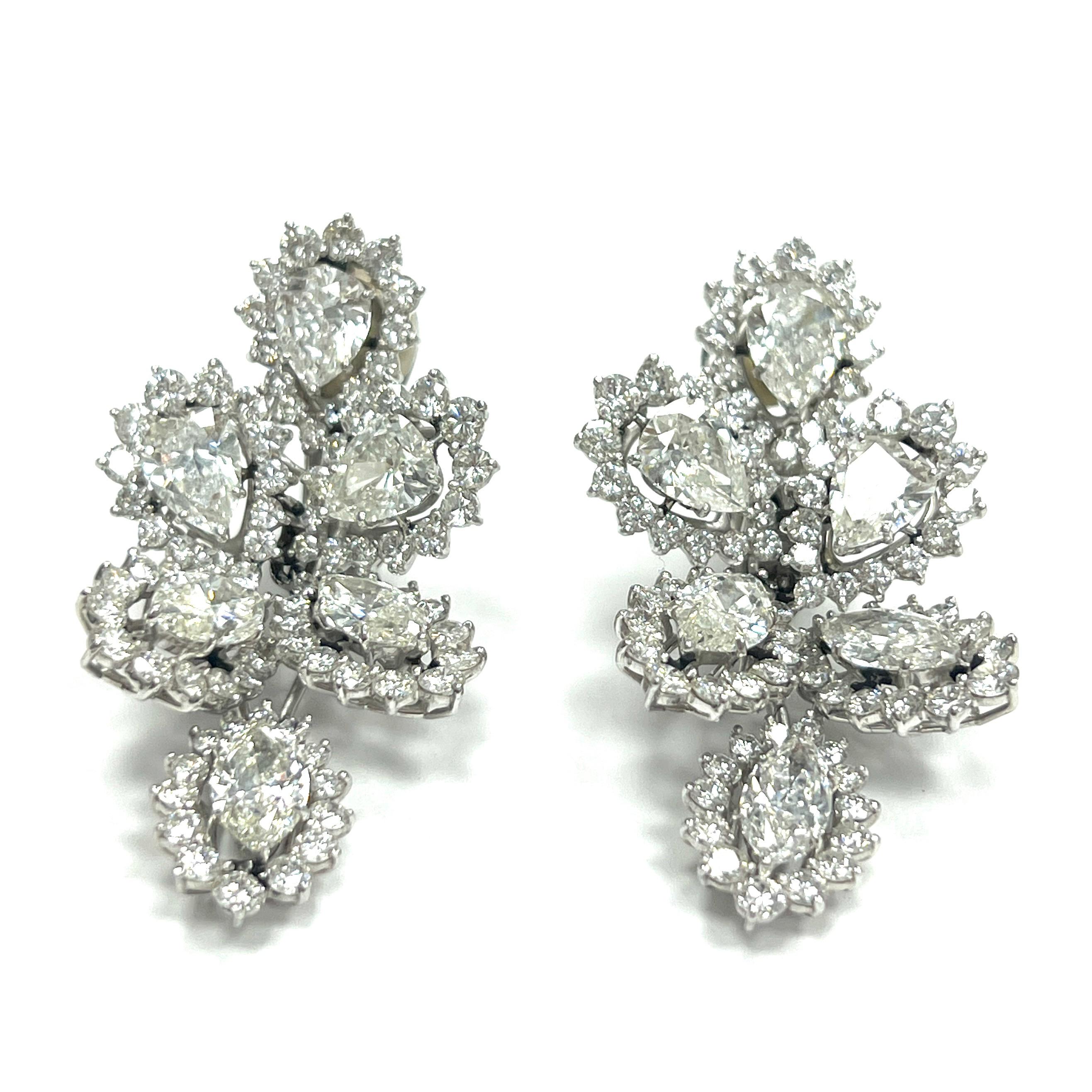 Beautiful Diamond Platinum Dangling Ear Clips

Twelve pear-shaped diamonds and one hundred sixty-eight round-cut diamonds of approximately 25 carats total; set on platinum

Size: width 2.2 cm, length 4.6 cm
Total weight: 28.2 grams