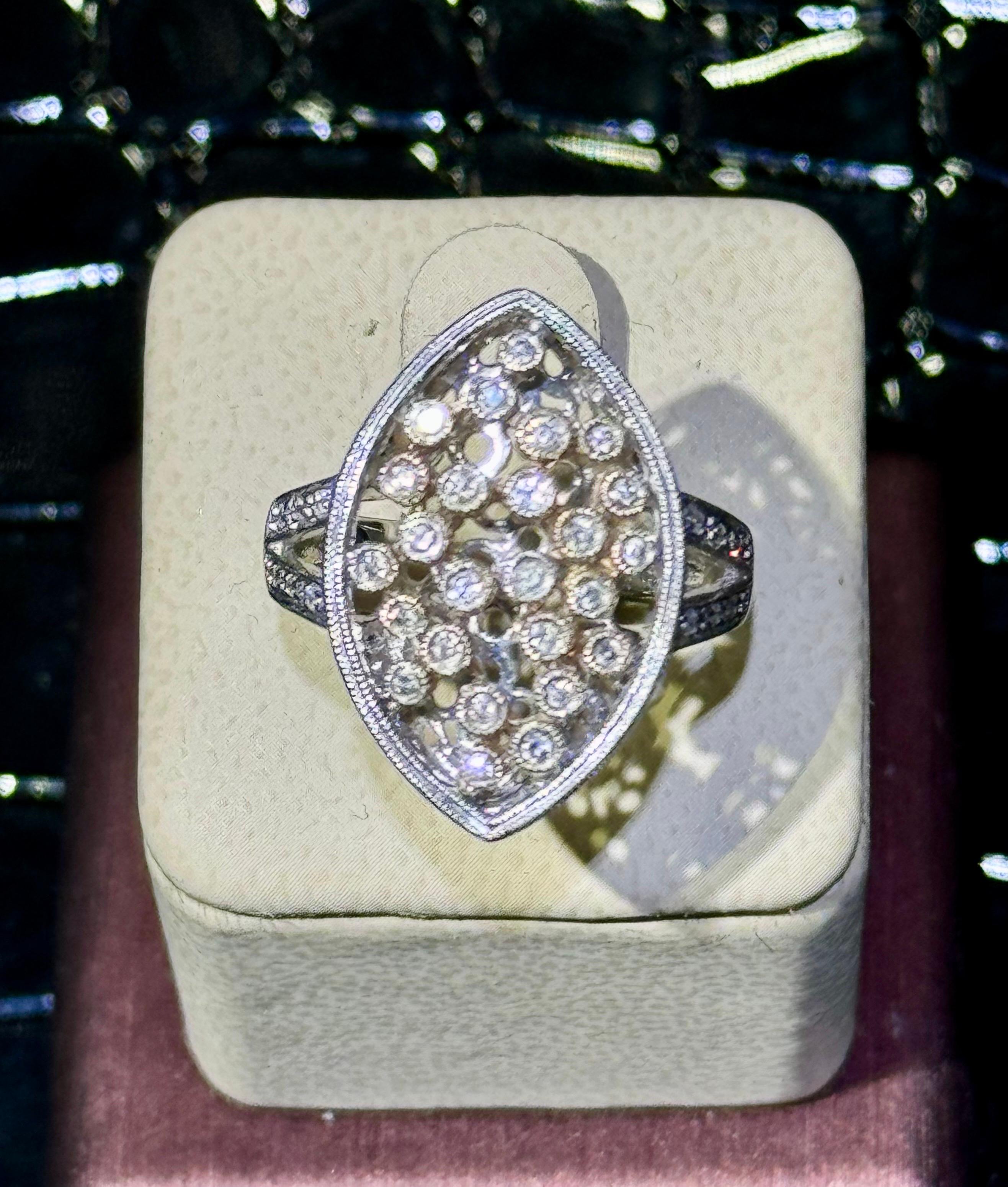 Magnifique bague en or blanc et rose 14k ,

Environ 0,36 carats de diamants,

Taille 7