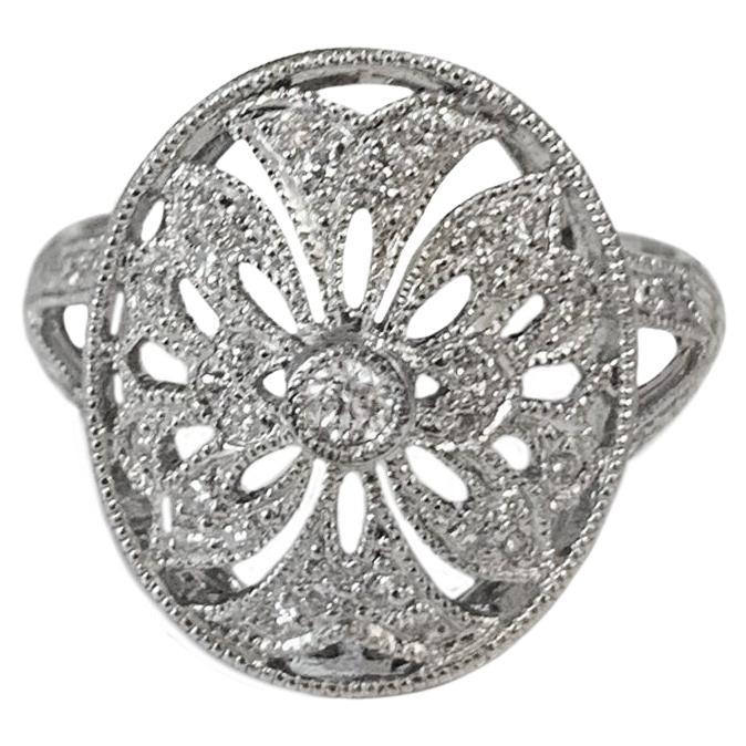 Beautiful Diamond Ring in Platinum For Sale