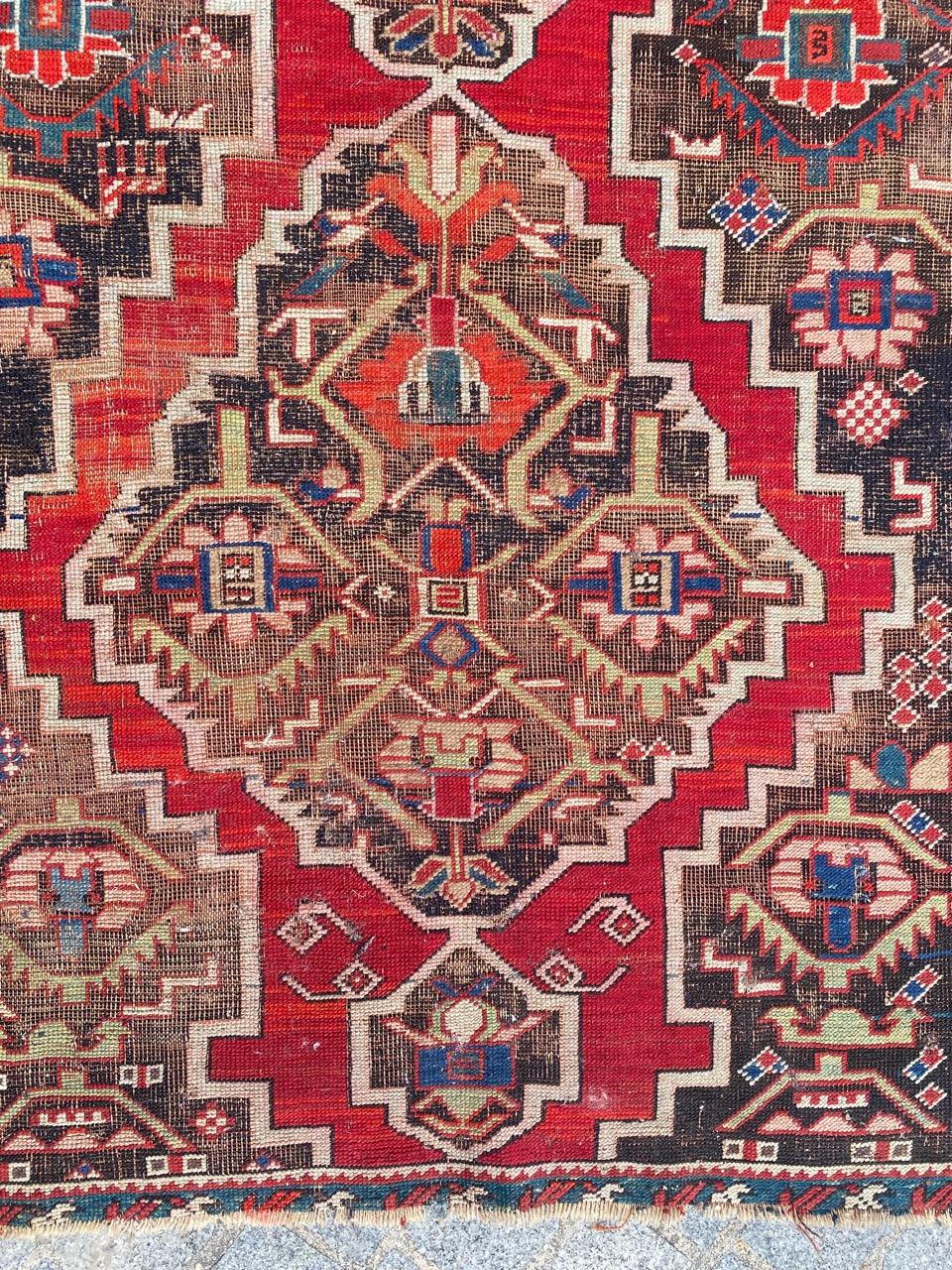 Bonita alfombra caucásica de Karabagh de finales del siglo XIX con hermoso diseño geométrico y agradables colores naturales, anudada totalmente a mano con terciopelo de lana sobre base de lana.

✨✨✨
