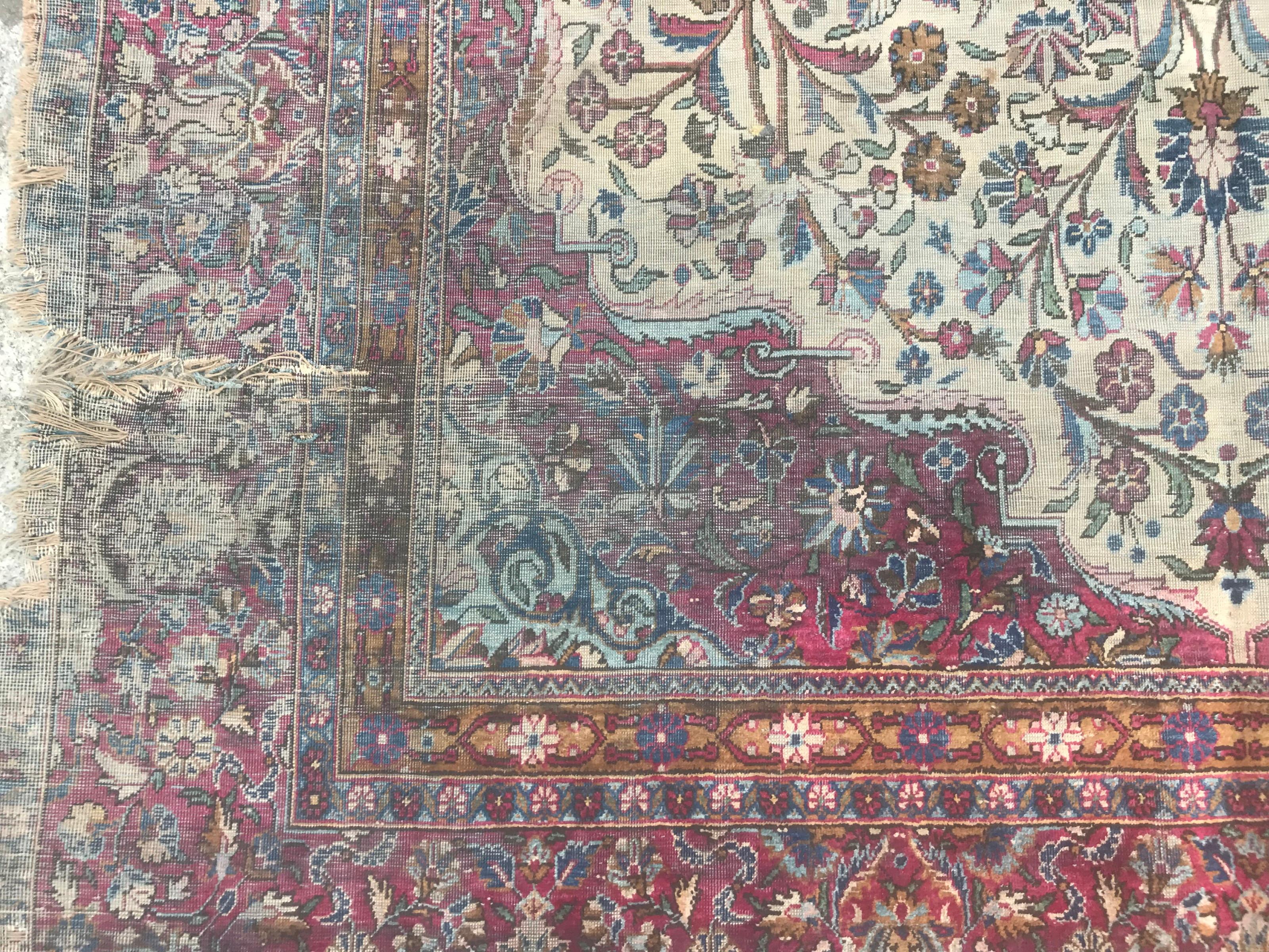 Asiatique Bobyrug's Beautiful Distressed Antique Kashan Silk Rug (Tapis de soie antique vieilli) en vente