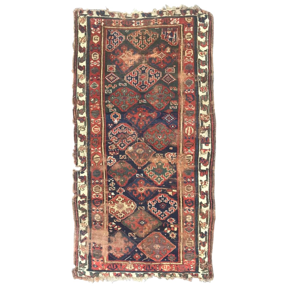Schöner antiker kurdischer nordwestlicher Teppich im Used-Stil mit Sammlerstücken