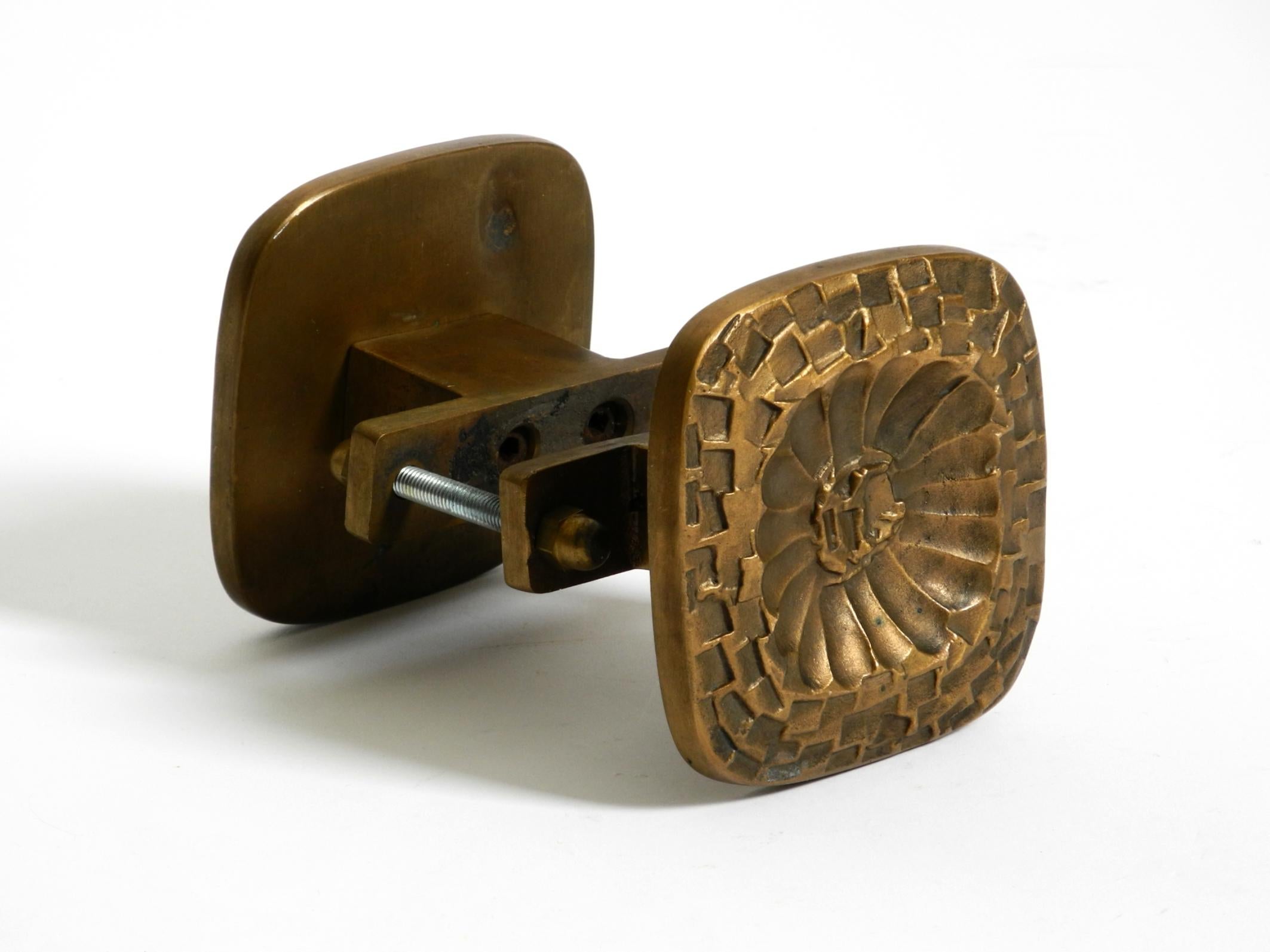 Bellissima maniglia bifacciale per porte in stile Mid-Century Modern in bronzo pesante.
Design astratto unico degli anni '60.
Quadrato con angoli arrotondati. Un pezzo artigianale di alta qualità.
Adatto per uso interno ed esterno. Applicazione