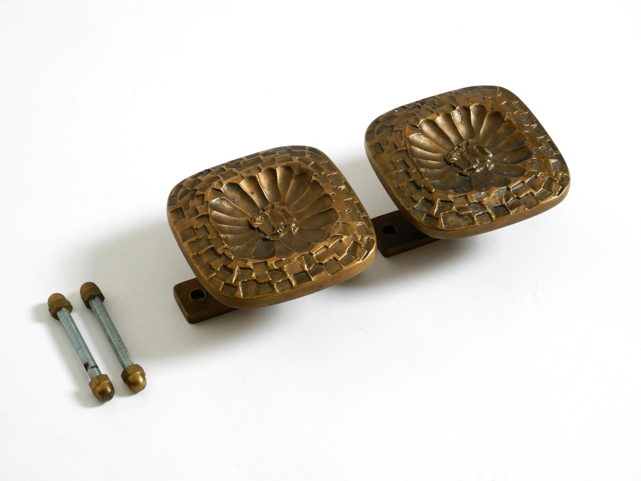 Metà XX secolo Bellissima maniglia per porta bifacciale in bronzo massiccio di stile moderno di metà secolo in vendita