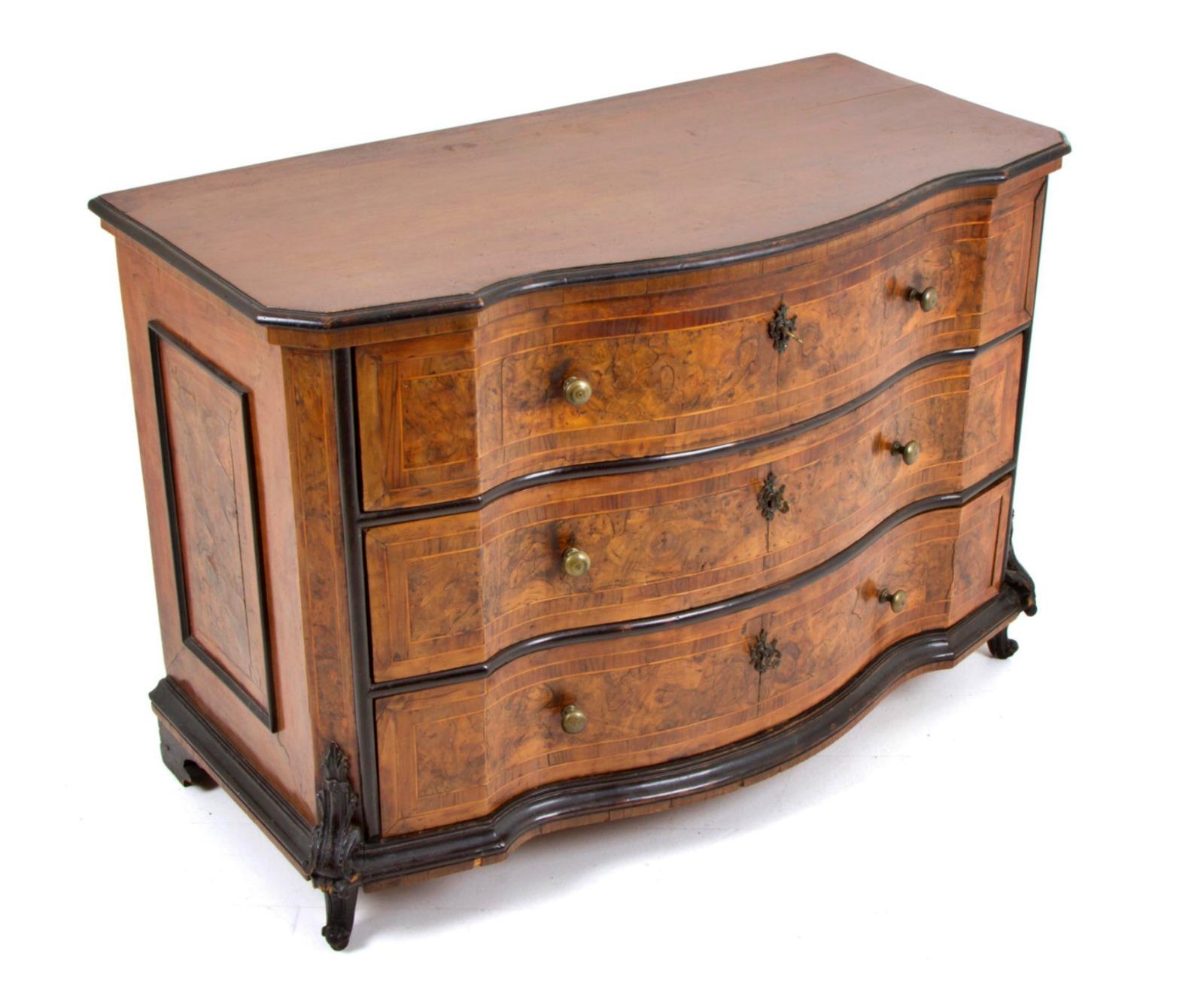 Beautiful dresser Lombardy-Venetian 17th century.
Moved on the front veneered in briar and threaded in various woods with ebonized profiles. 
Italy
Lombardy-Venetian. 17th century. 
Measures: 94 x 137 x 69 cm 
Very good condition.