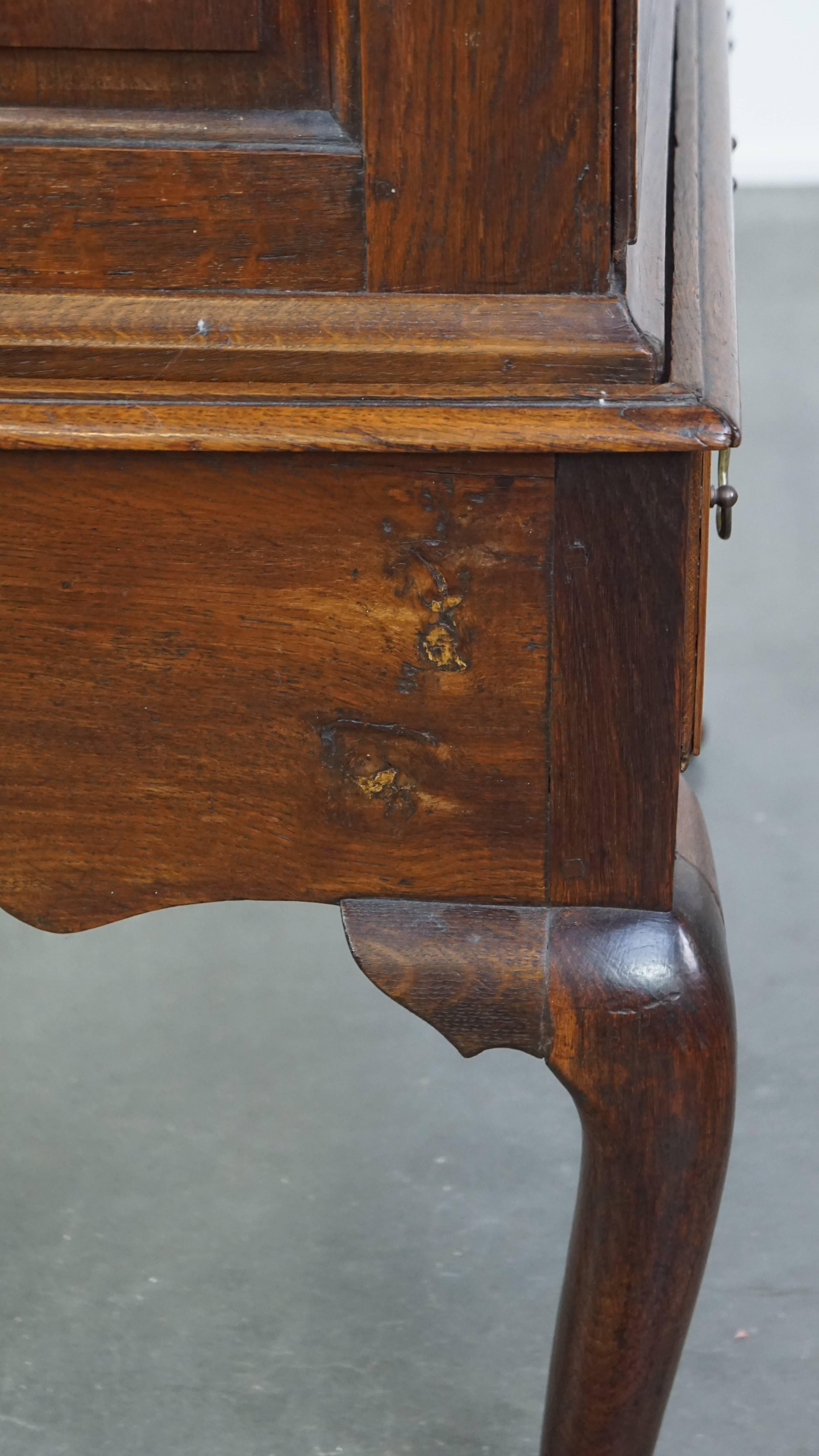 Bellissimo mobile/cassa in quercia inglese dell'inizio del XVIII secolo su cavalletto/ballerino in vendita 5
