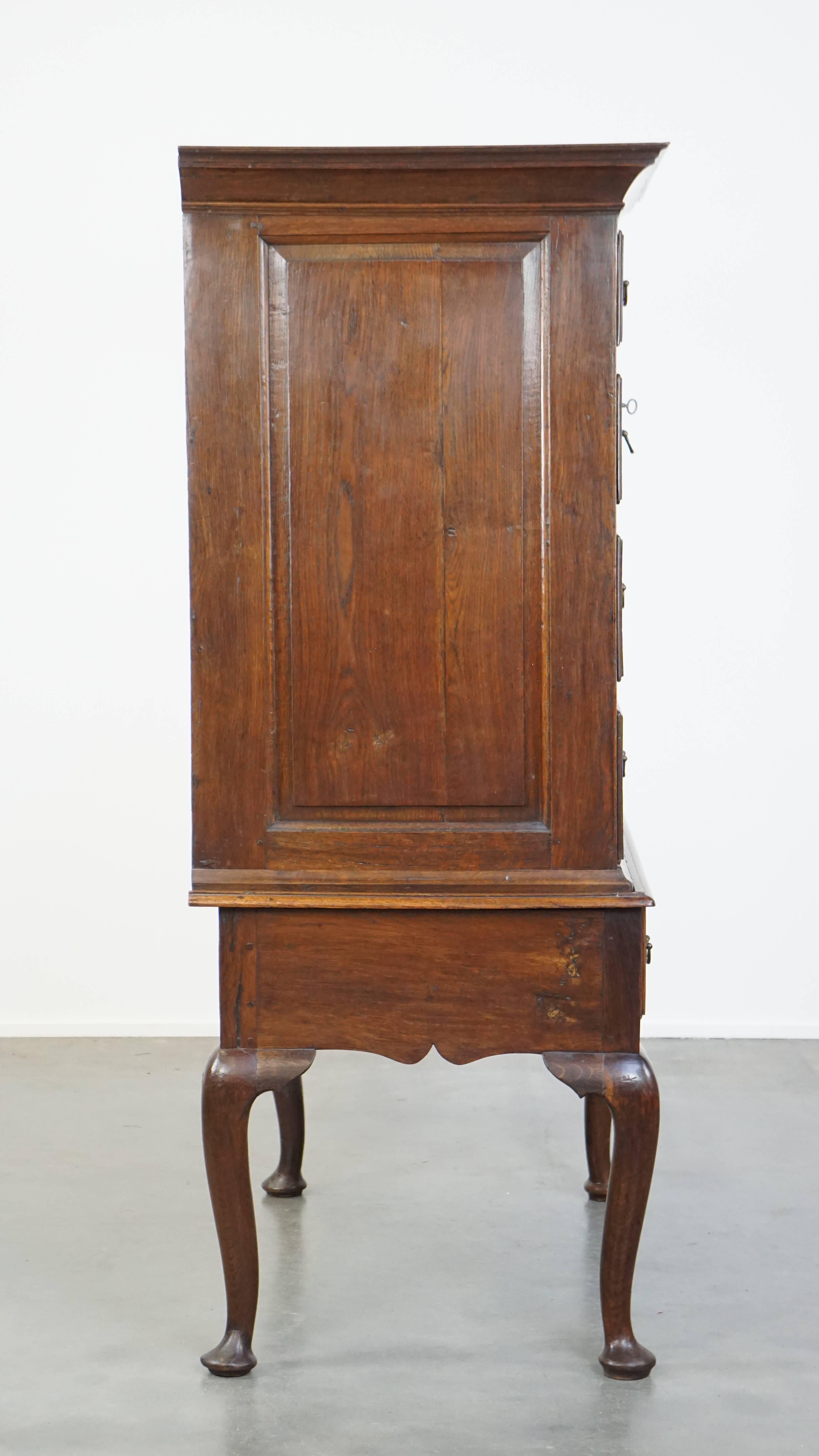 Inglese Bellissimo mobile/cassa in quercia inglese dell'inizio del XVIII secolo su cavalletto/ballerino in vendita