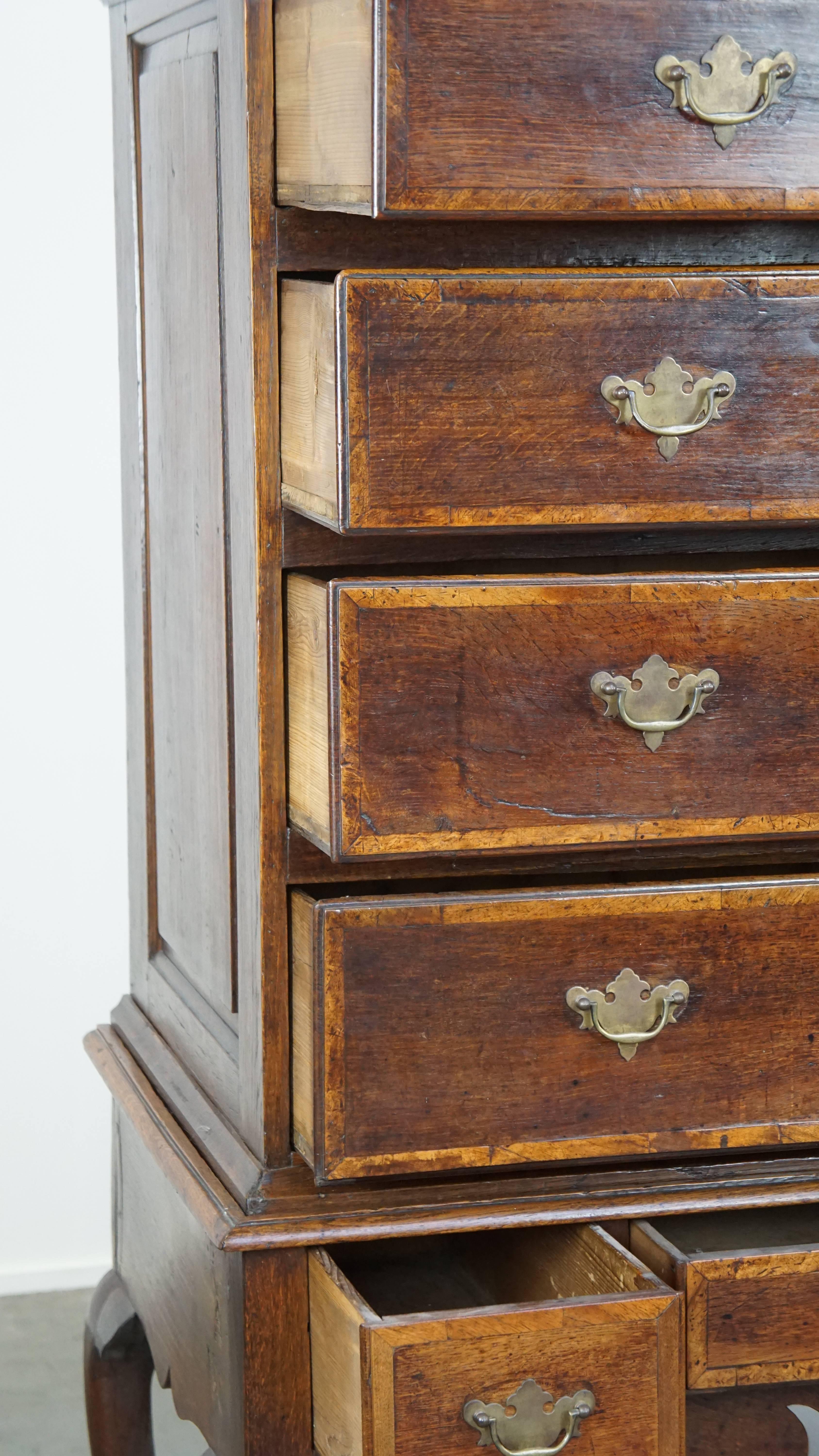 Legno Bellissimo mobile/cassa in quercia inglese dell'inizio del XVIII secolo su cavalletto/ballerino in vendita