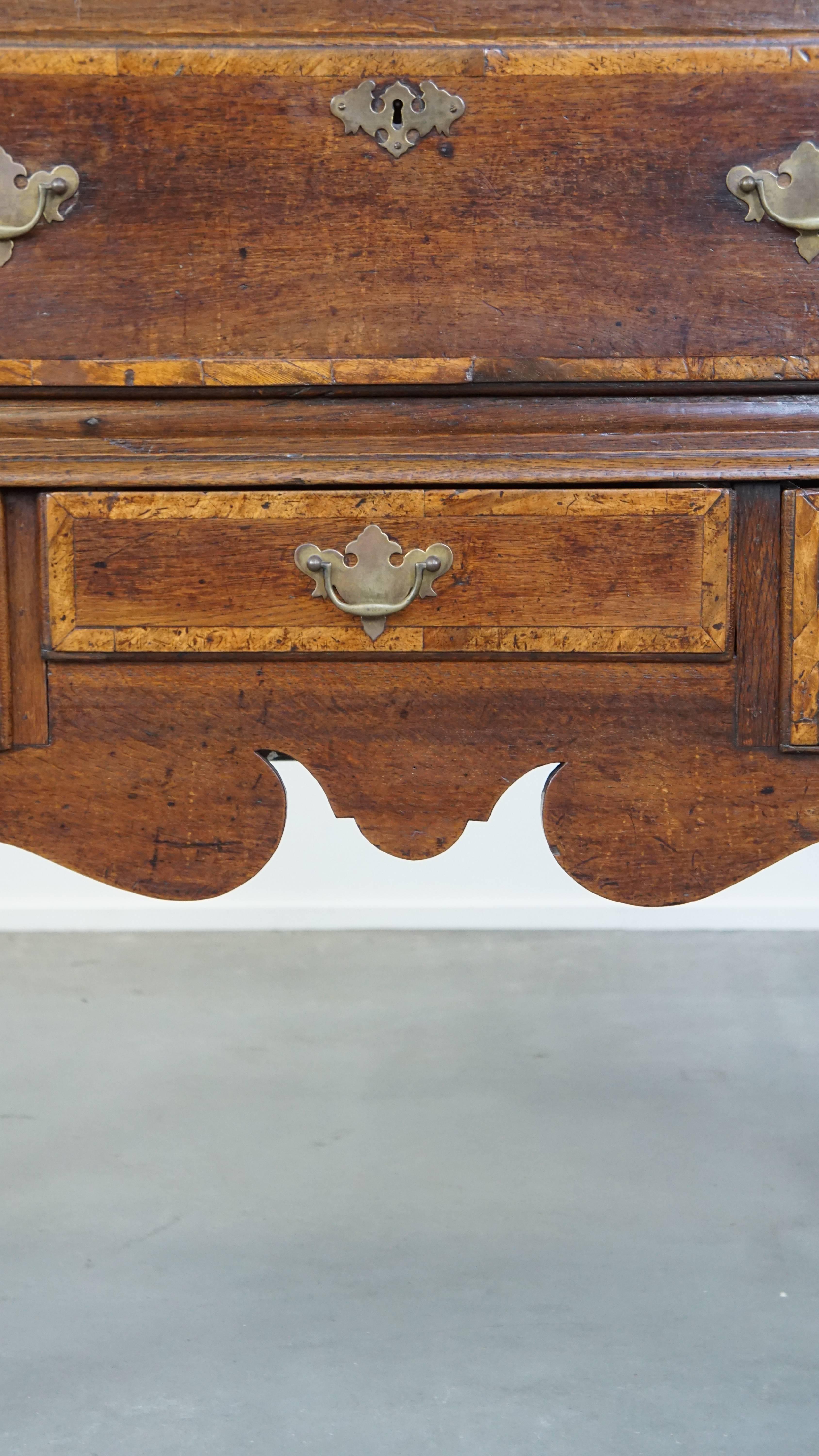 Bellissimo mobile/cassa in quercia inglese dell'inizio del XVIII secolo su cavalletto/ballerino in vendita 2