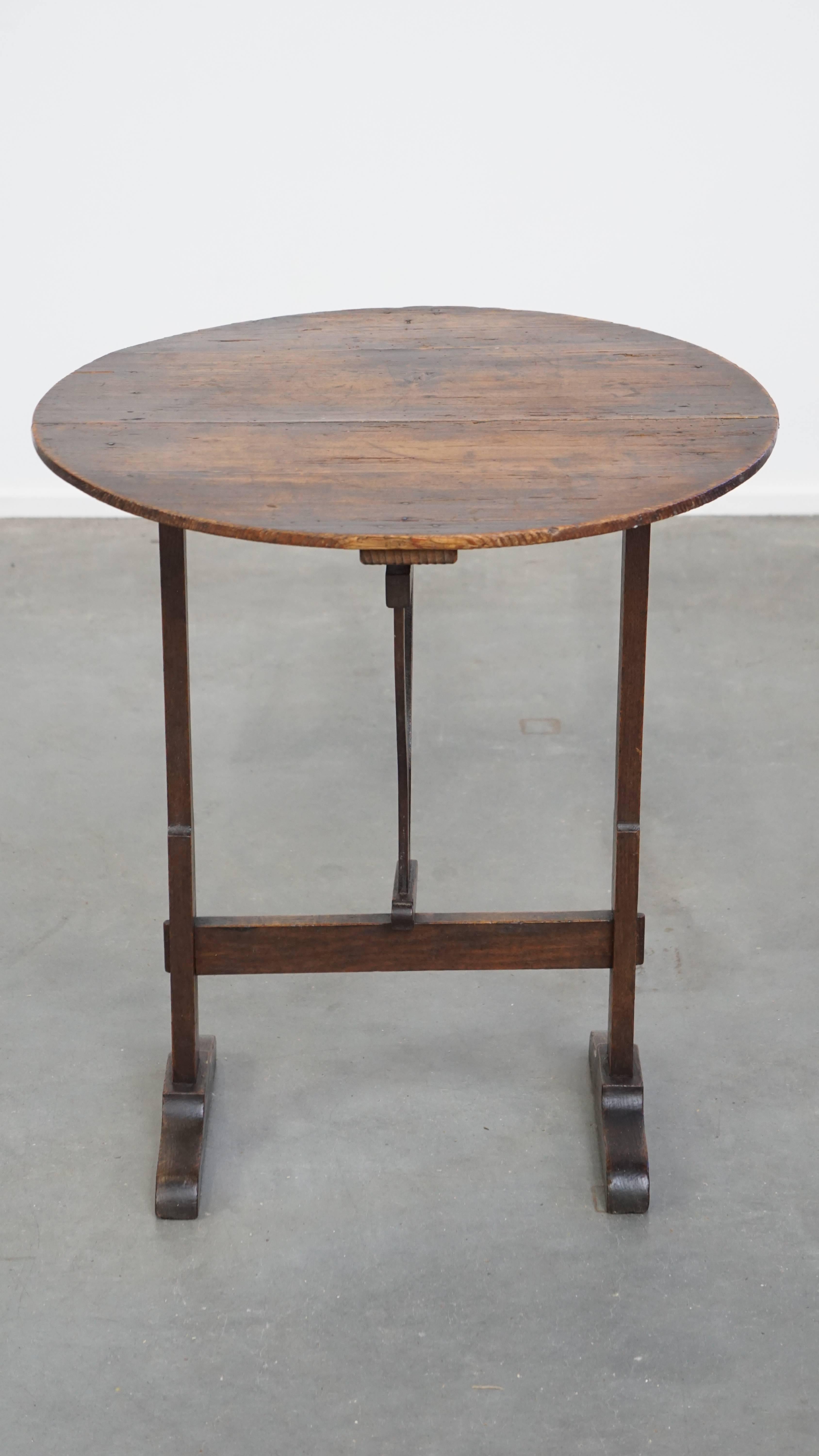 This stunning early 19th-century French antique wine table adds a touch of elegance and charm to almost any interior. Not only is it a true eye-catcher, but it also offers a practical advantage—it is foldable! This makes it easy to take along to a