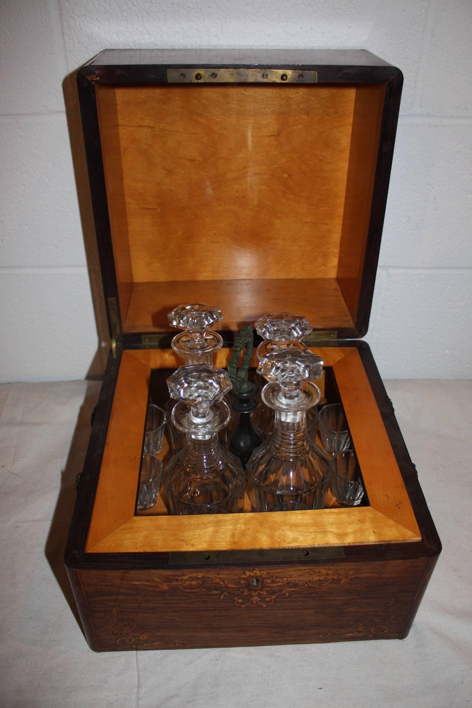 Belle boîte à liqueur française du début du XIXe siècle. Il contient quatre bouteilles et huit verres, période Charles X.