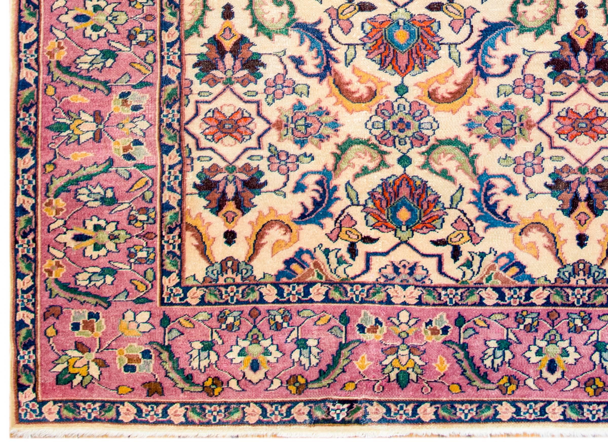 Beautiful Early 20th Century Agra Rug In Good Condition For Sale In Chicago, IL