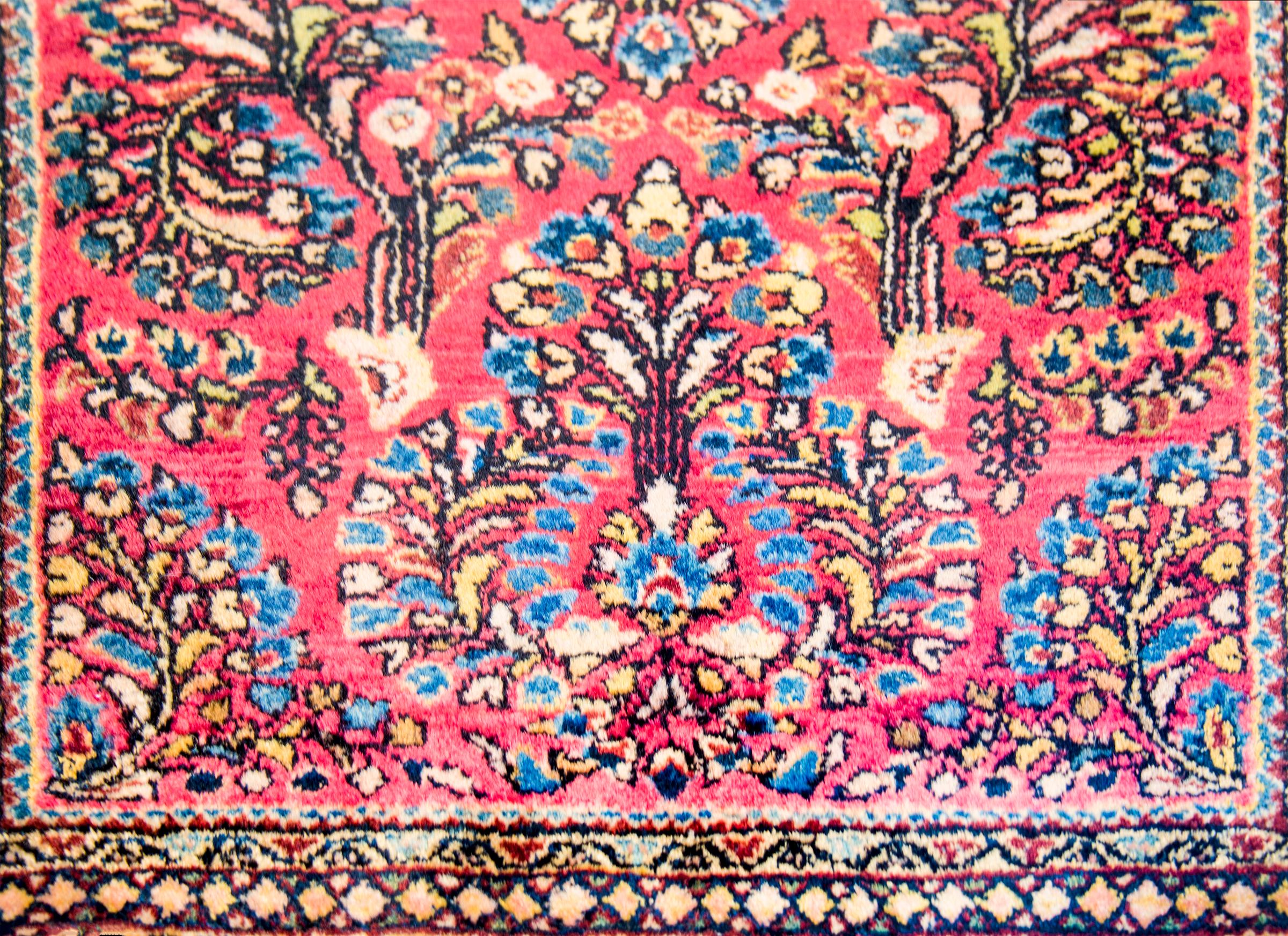 Beautiful Early 20th Century Antique Sarouk Rug In Good Condition For Sale In Chicago, IL