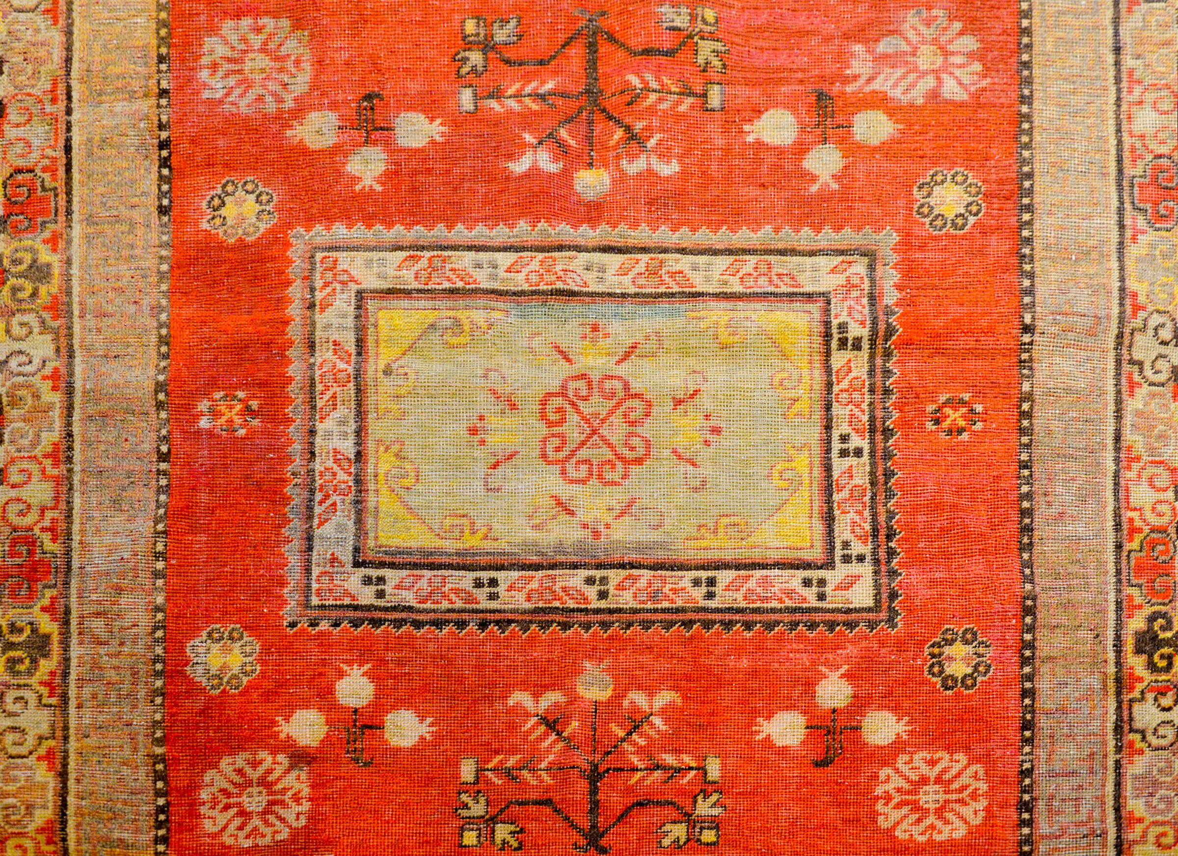 Beautiful Early 20th Century Central Asian Khotan Rug In Good Condition For Sale In Chicago, IL