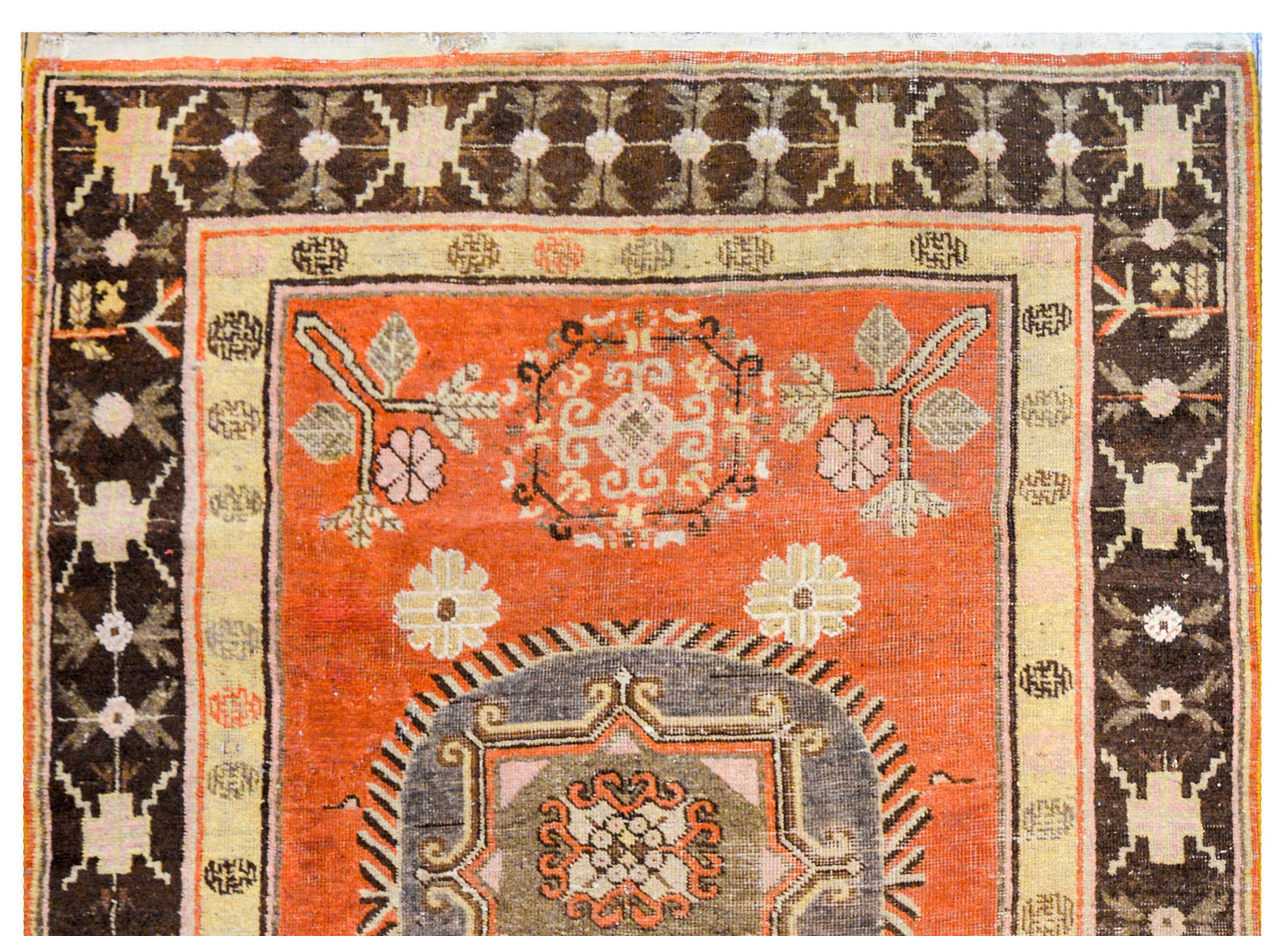 Beautiful Early 20th Century Central Asian Samarghand Rug In Good Condition For Sale In Chicago, IL