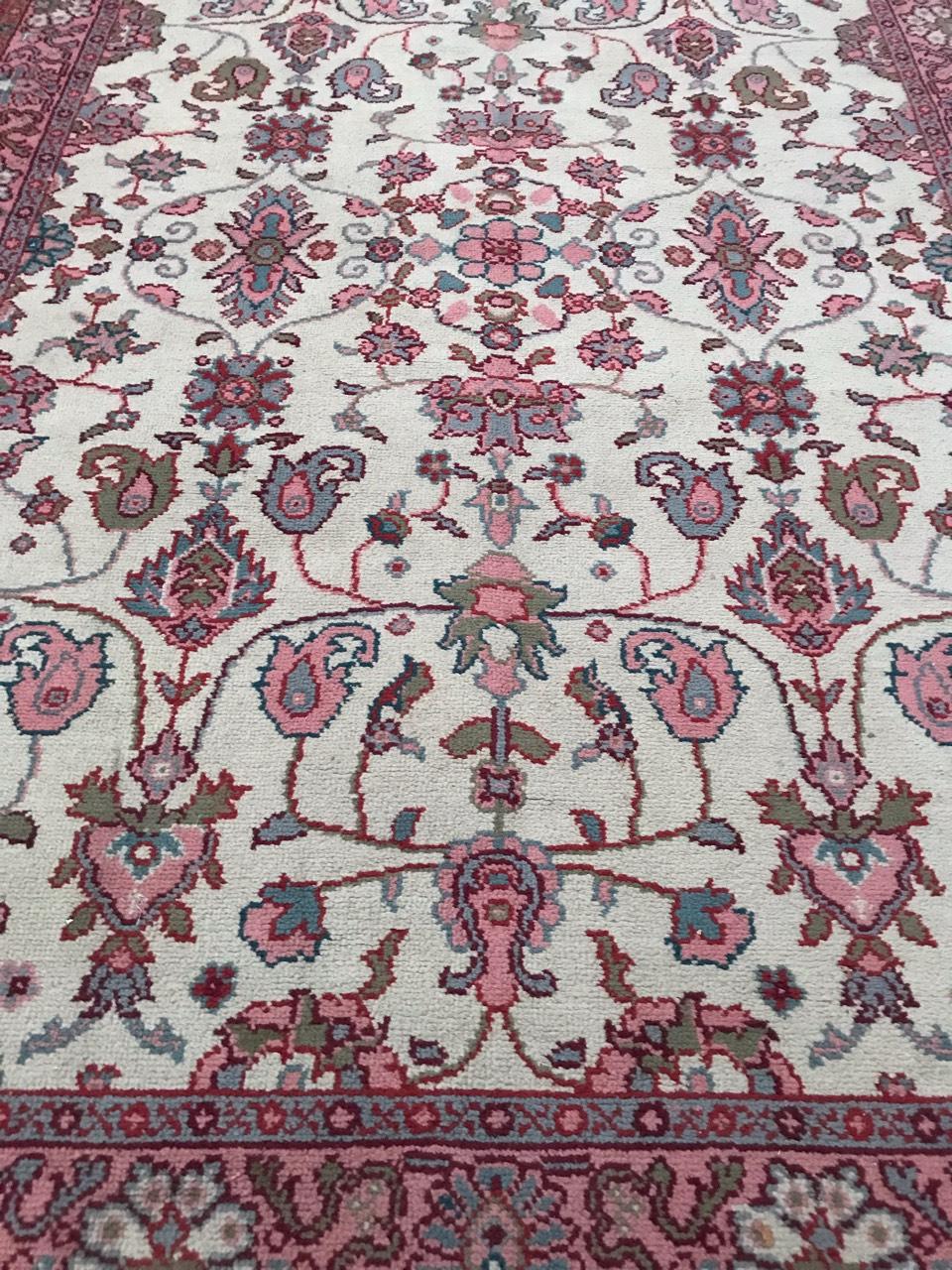 Großer spanischer Teppich mit schönem türkischem Smyrne-Muster, weißes Feld mit rosa, blauen und grünen Farben, komplett handgeknüpft mit Wollsamt auf Baumwoll- und Jutegrund.

✨✨✨
