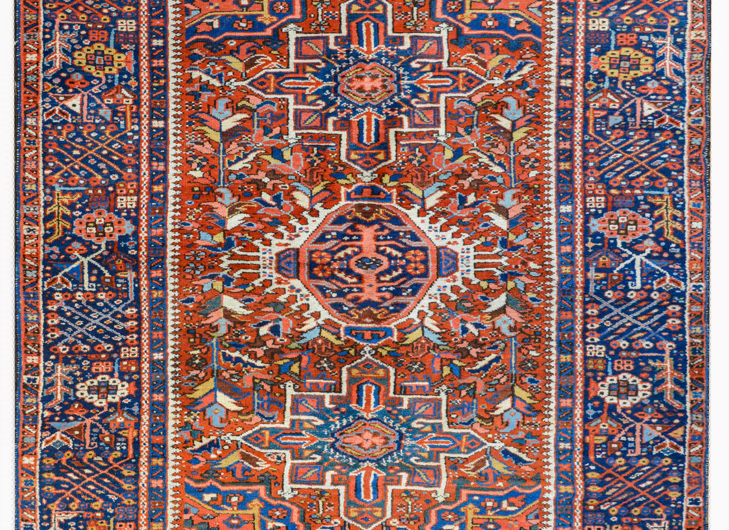 Schöner Karajeh-Teppich aus dem frühen 20. Jahrhundert (Stammeskunst) im Angebot