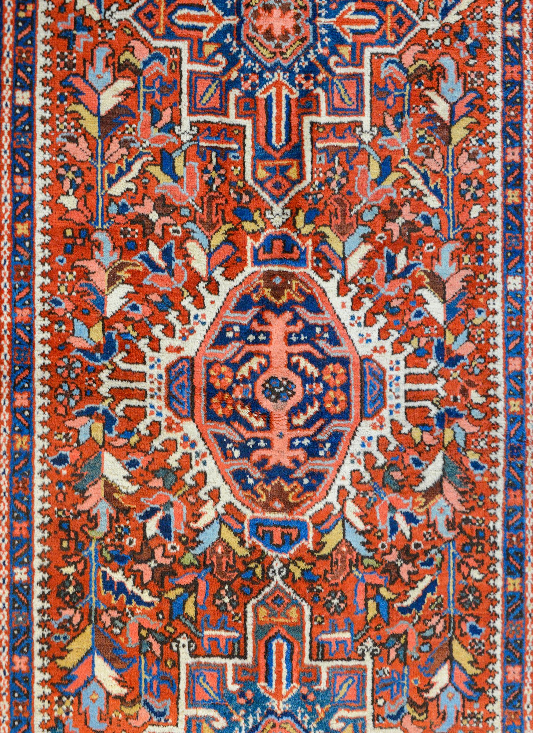 Teinture végétale Magnifique tapis Karajeh du début du XXe siècle en vente