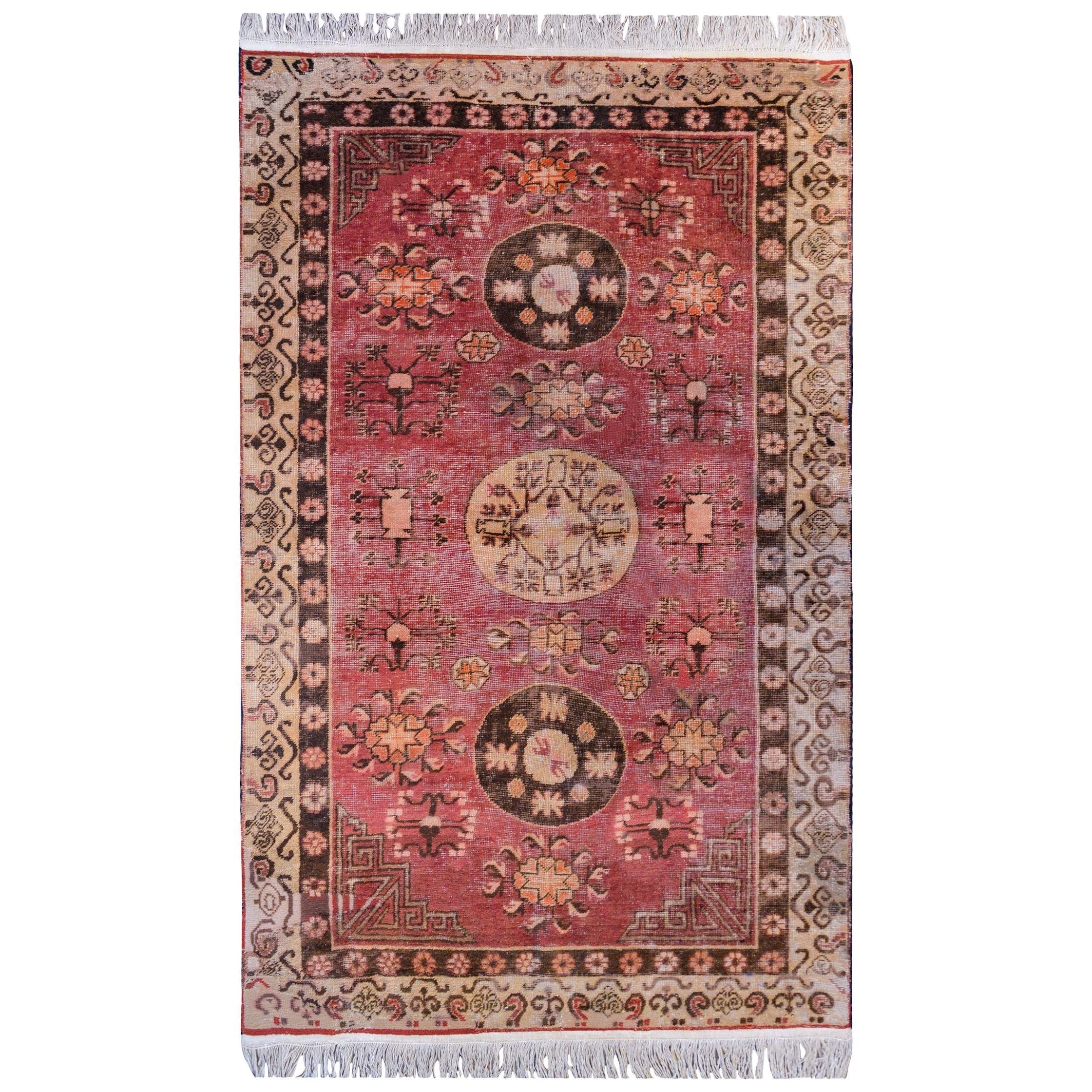 Schöner Khotan-Teppich aus dem frühen 20. Jahrhundert
