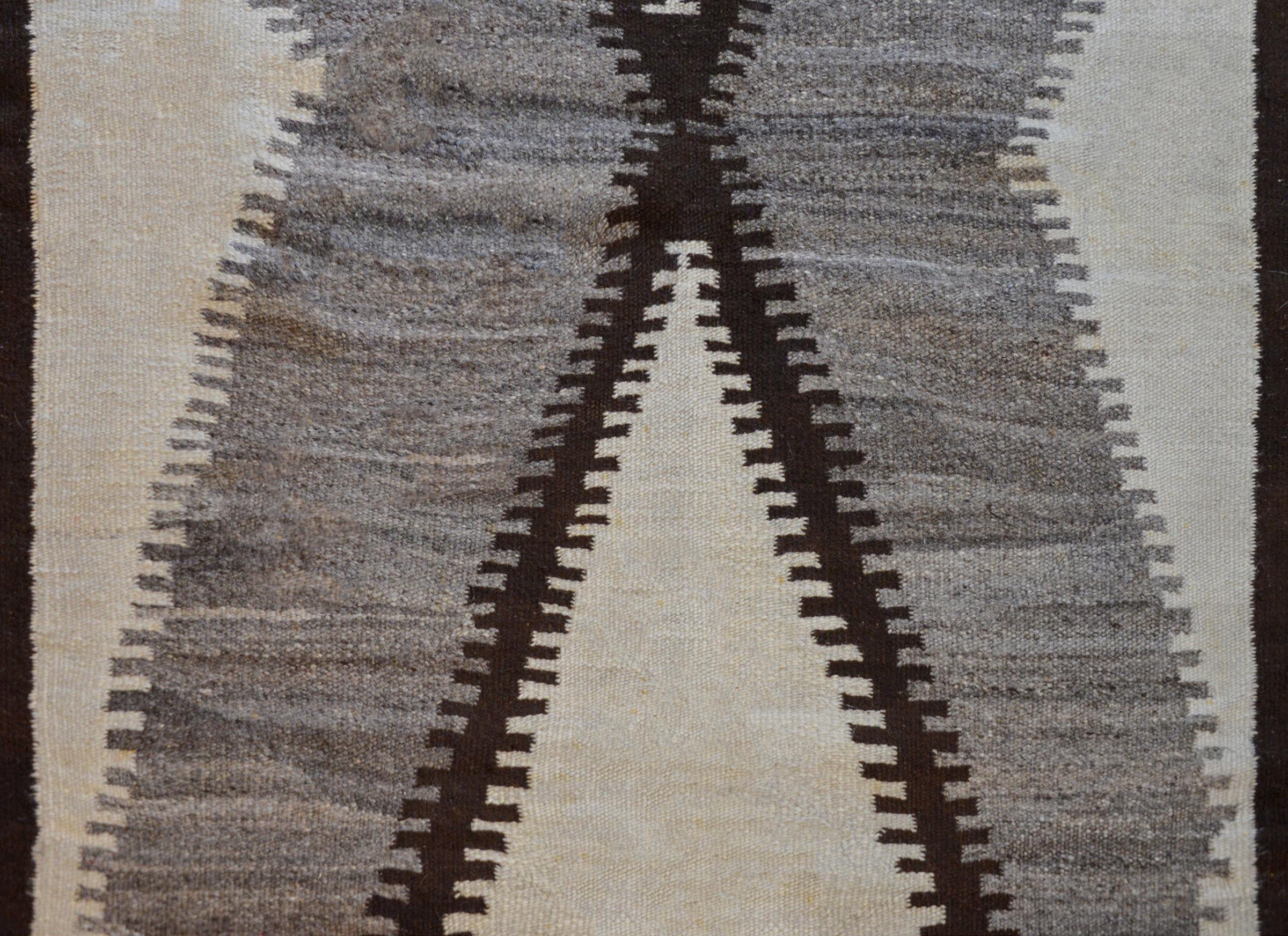 Beautiful Early 20th Century Navajo Rug In Good Condition In Chicago, IL