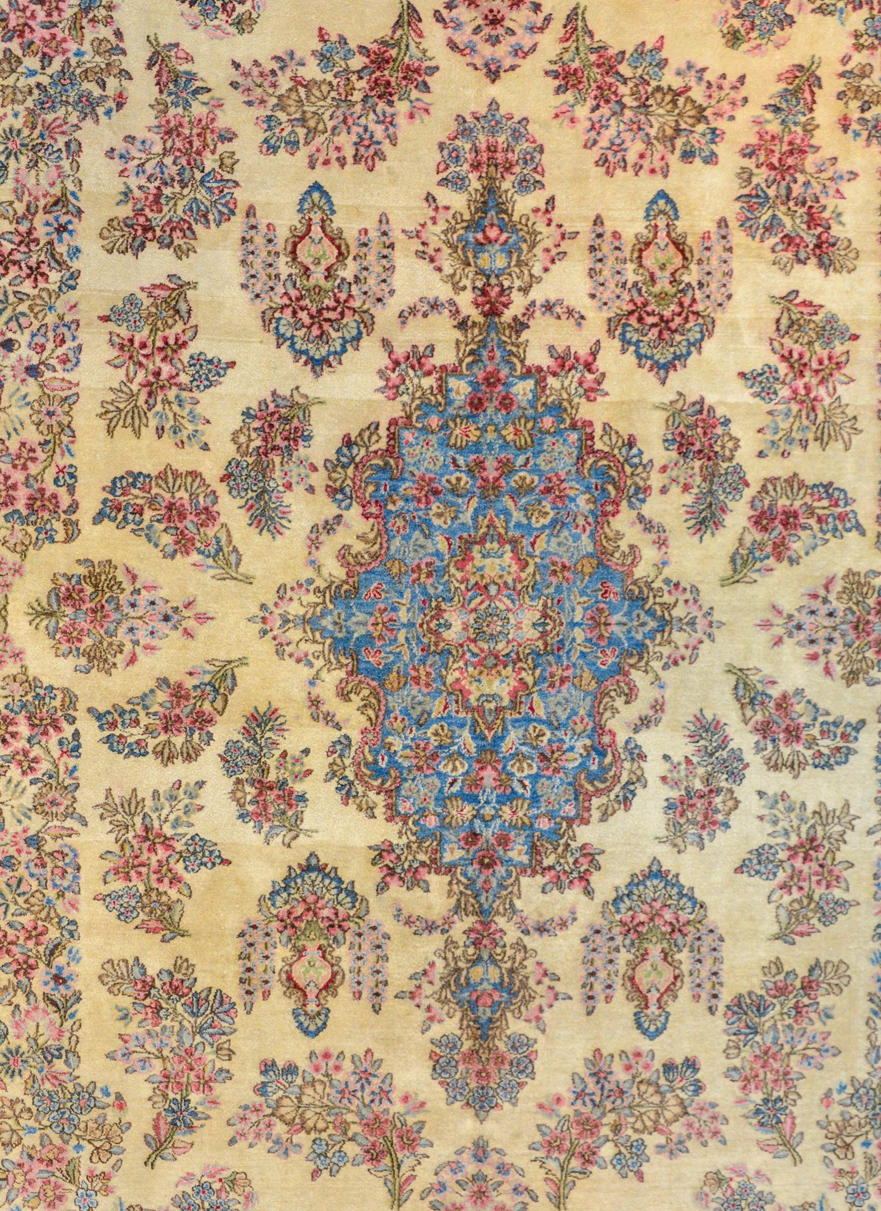 Beautiful Early 20th Century Persian Kirman Rug In Good Condition For Sale In Chicago, IL